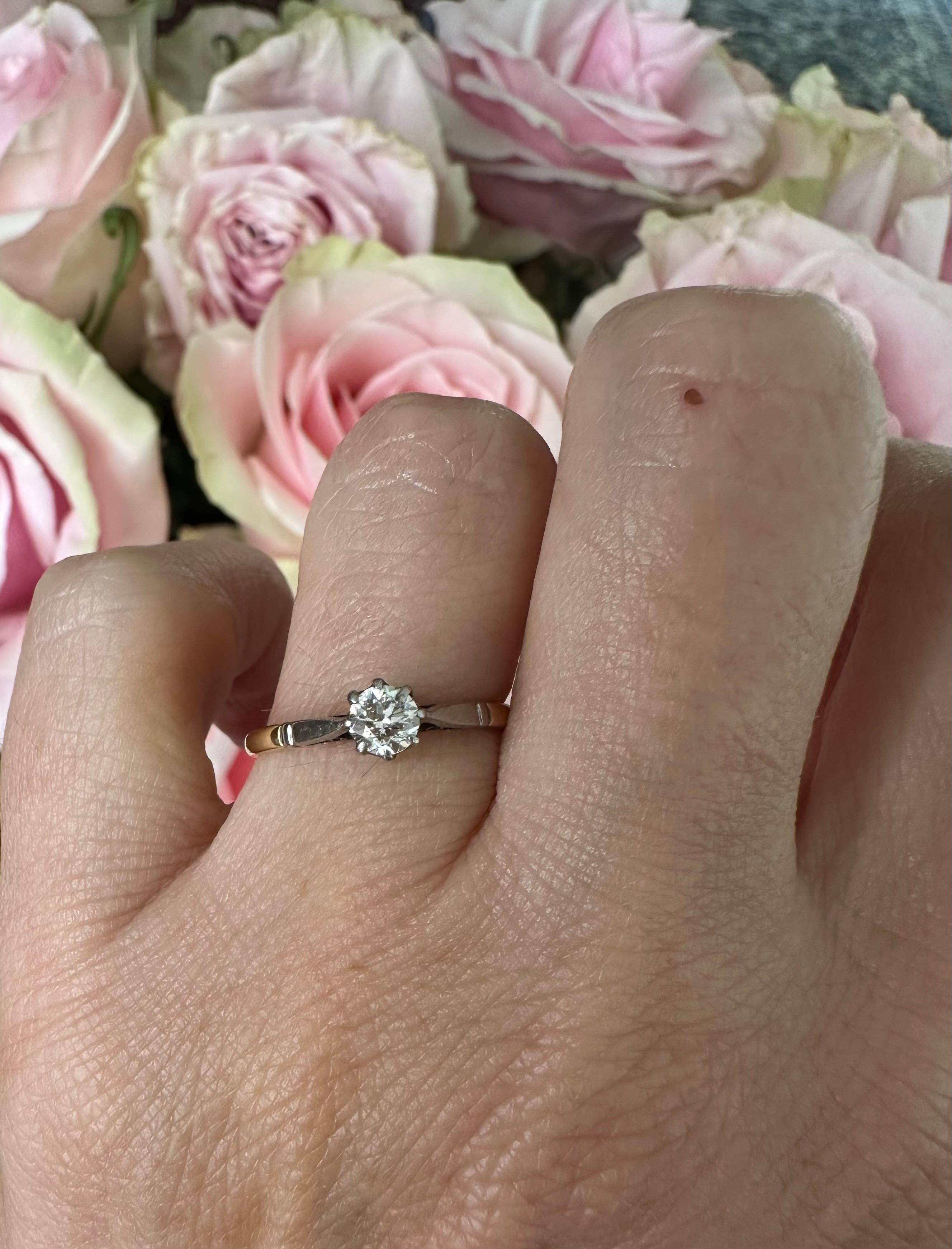 Donna Anello edoardiano con diamante solitario e anello bicolore in oro giallo 18 carati e platino in vendita