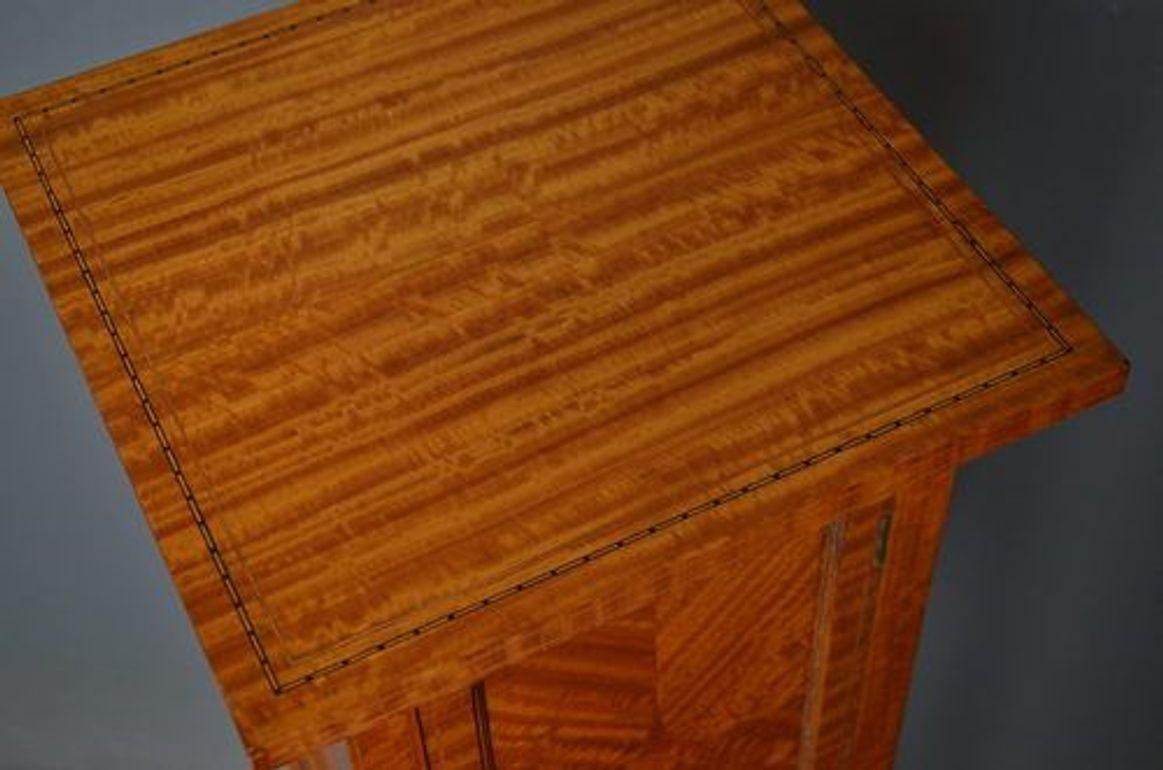 Edwardian Stand mit Schrank in satinwood im Zustand „Gut“ im Angebot in Whaley Bridge, GB