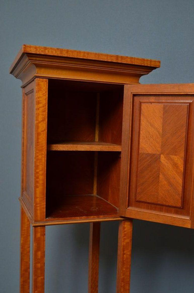 Edwardian Stand mit Schrank in satinwood (20. Jahrhundert) im Angebot