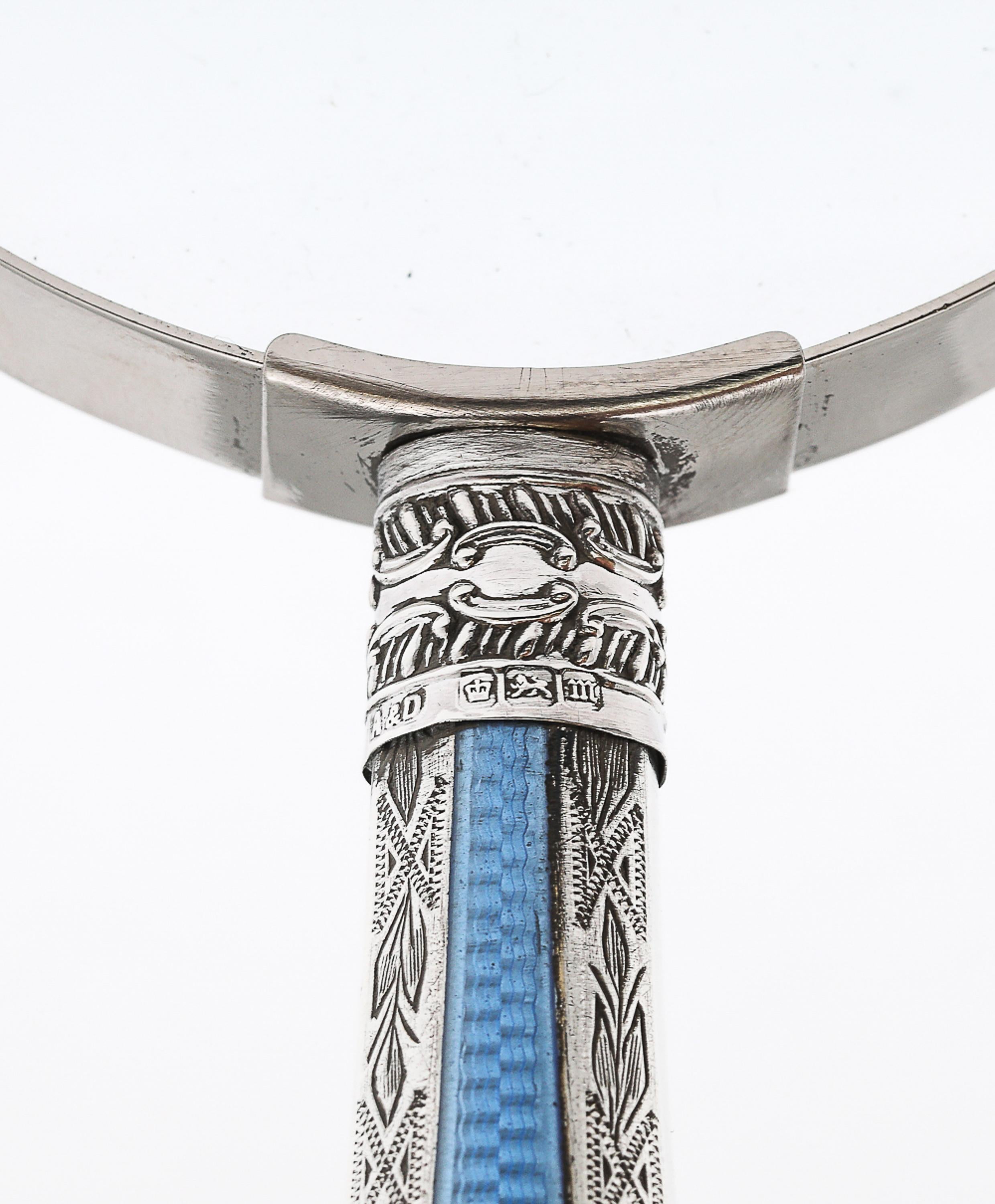 Lupa eduardiana de plata de ley y esmalte guilloché azul en venta 6