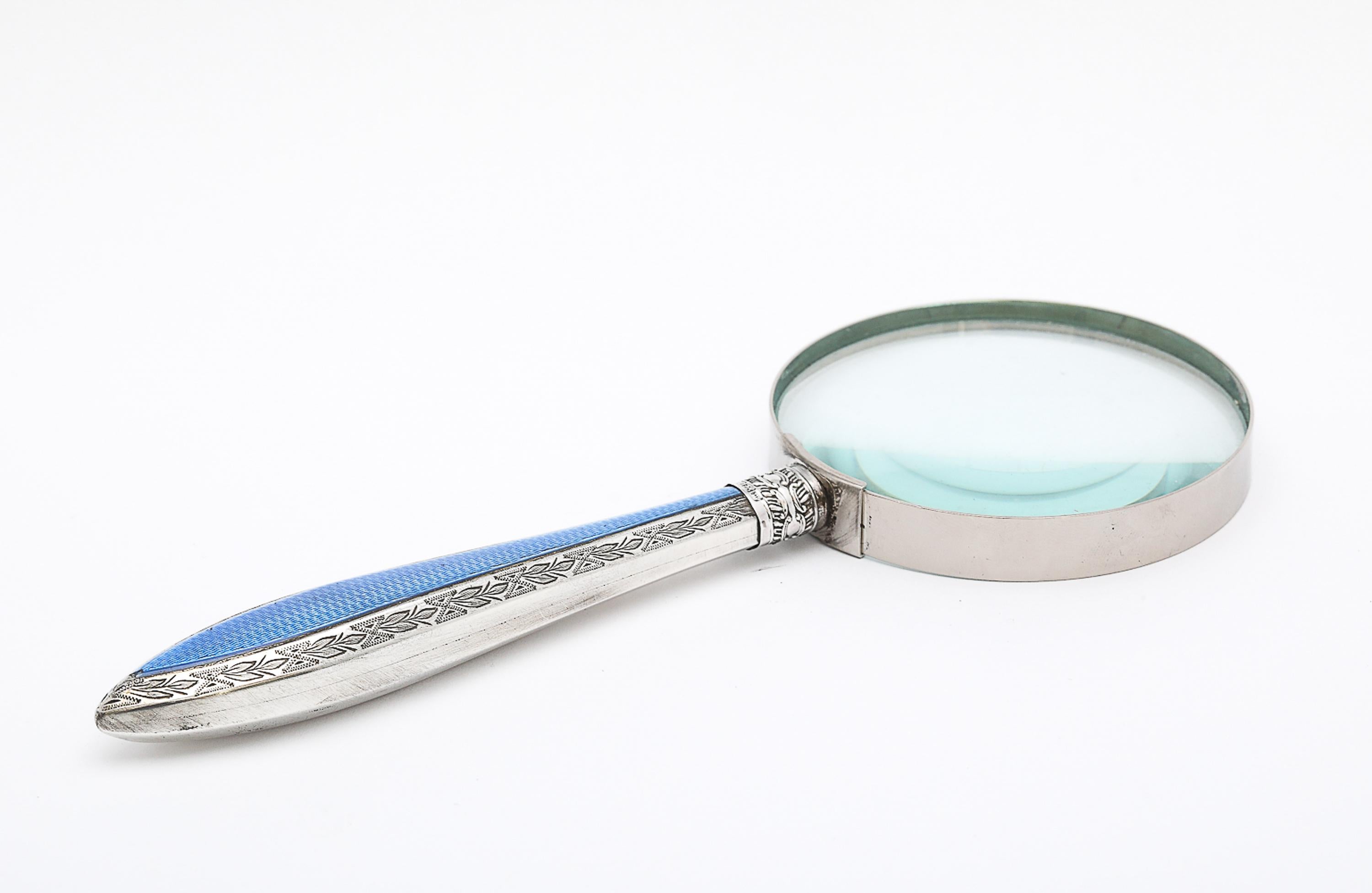 Lupa eduardiana de plata de ley y esmalte guilloché azul en venta 7