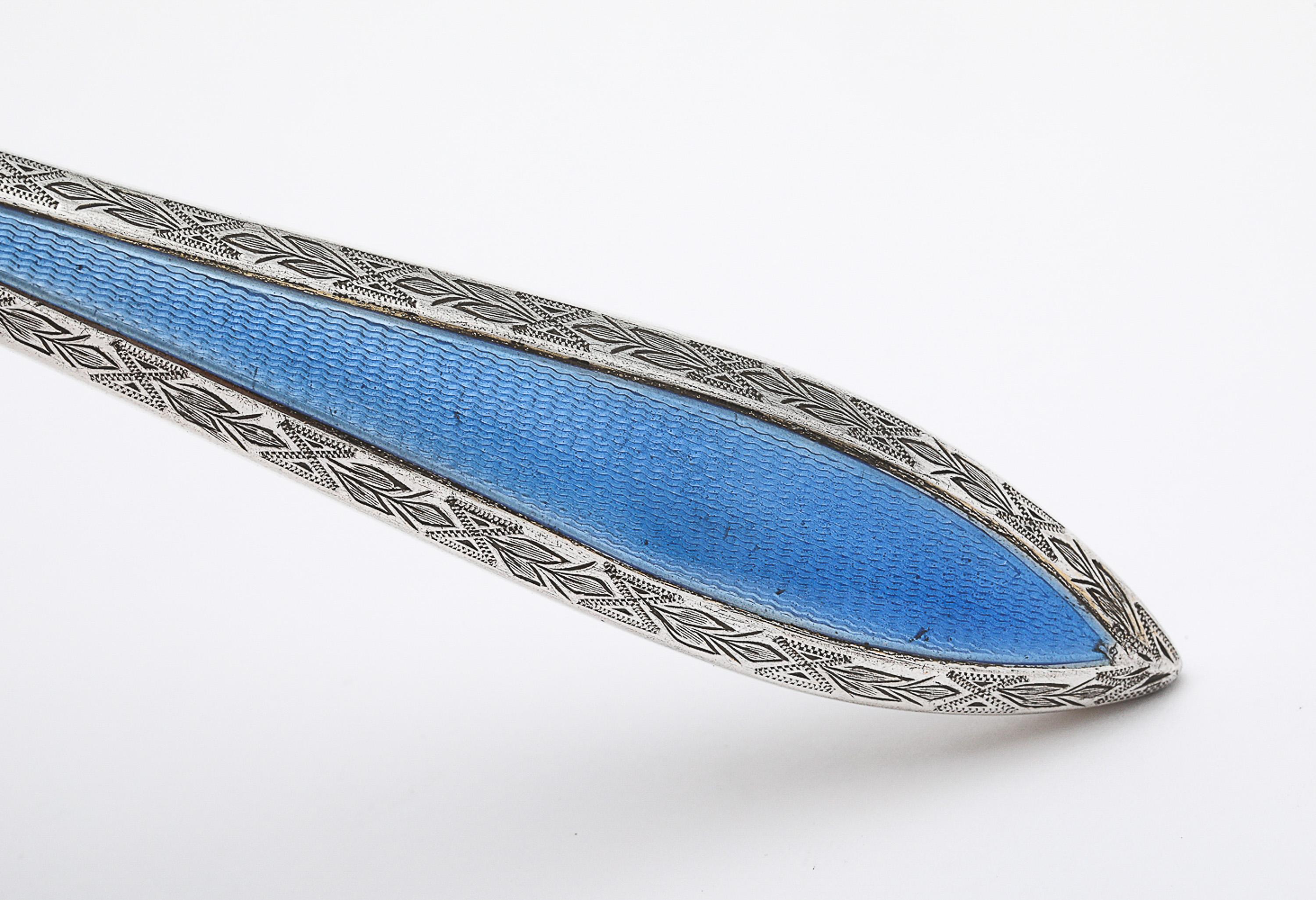 Lupa eduardiana de plata de ley y esmalte guilloché azul en venta 8