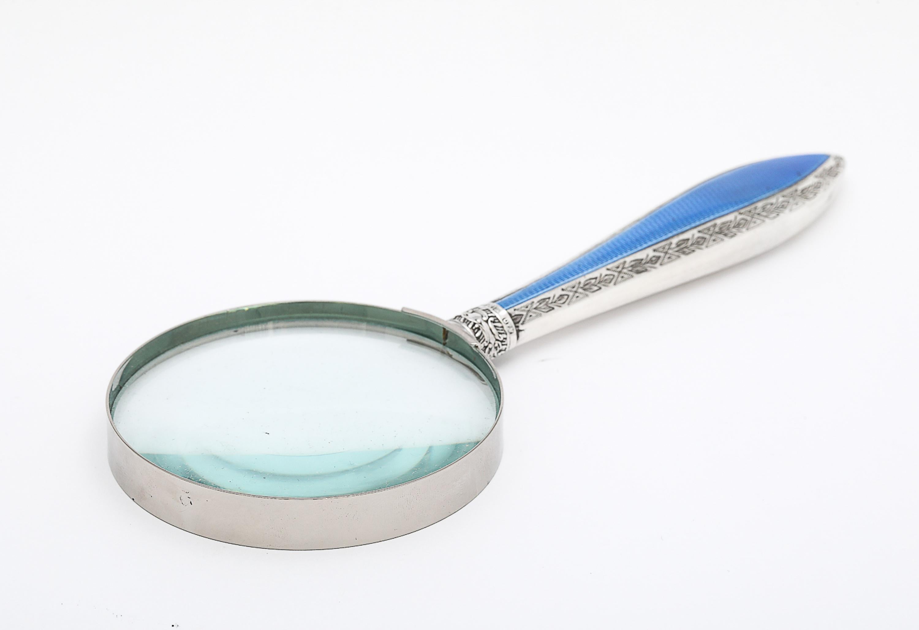 Lupa eduardiana de plata de ley y esmalte guilloché azul en venta 10