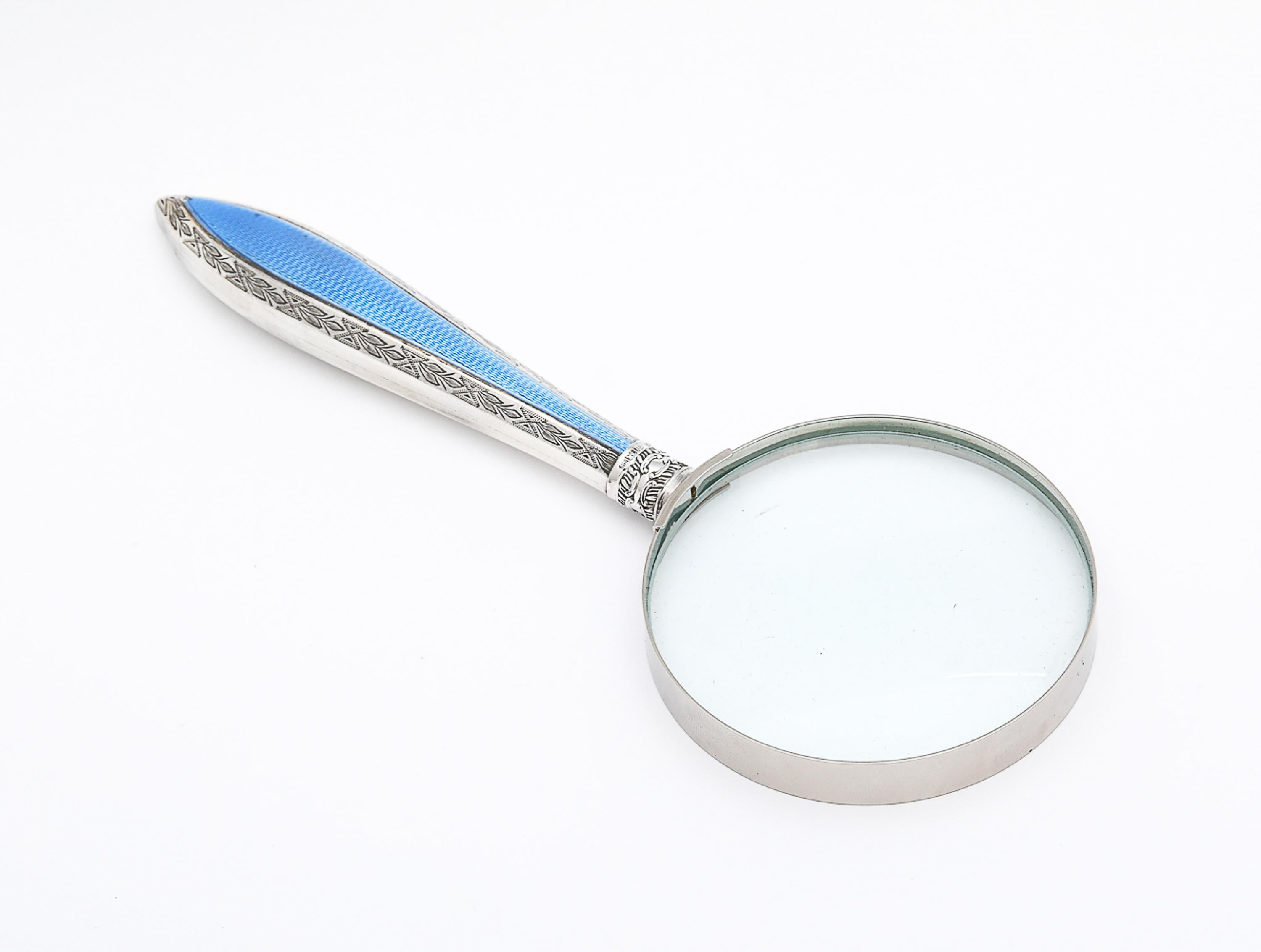 Lupa eduardiana de plata de ley y esmalte guilloché azul en venta 11