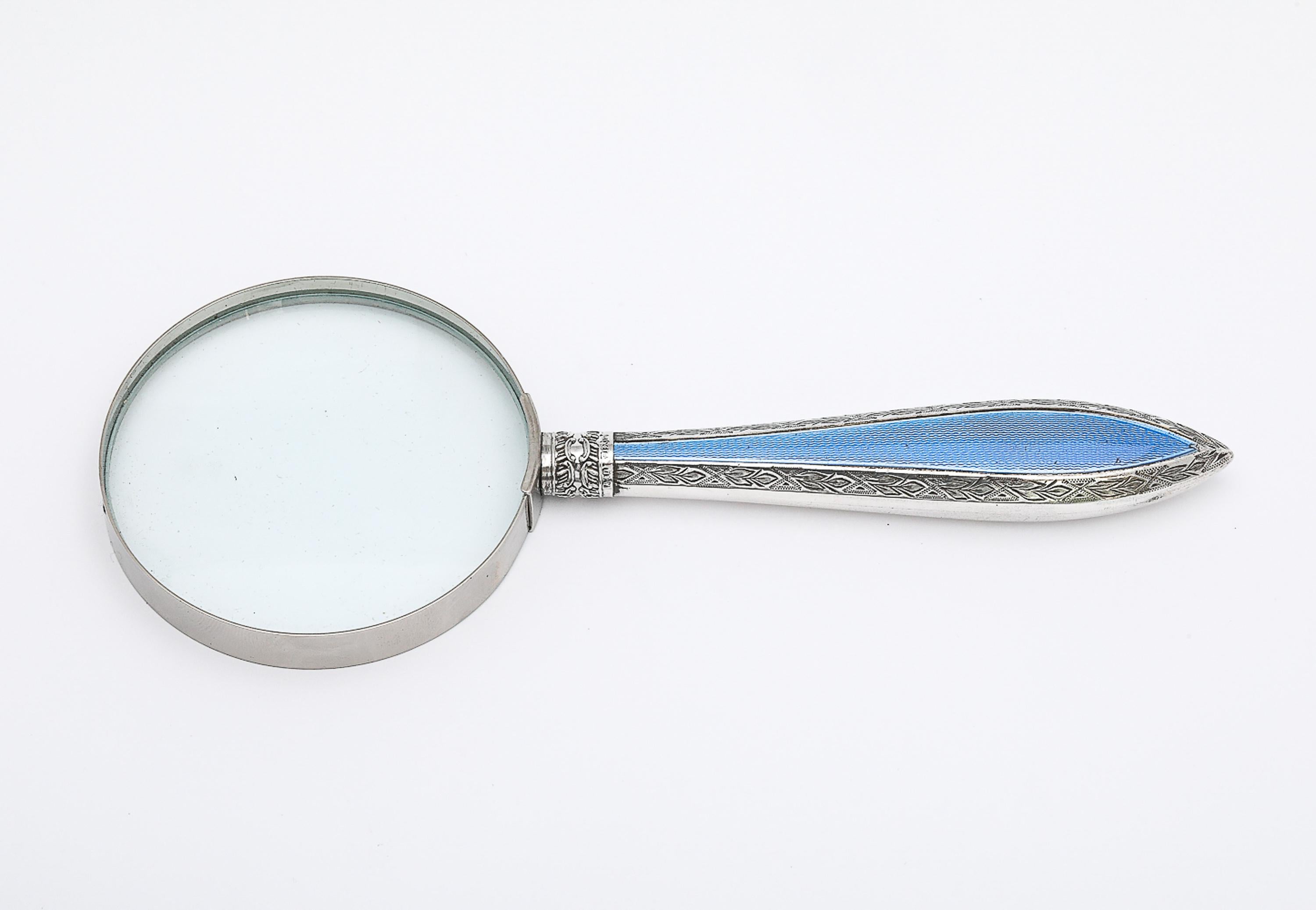 Lupa eduardiana de plata de ley y esmalte guilloché azul principios del siglo XX en venta
