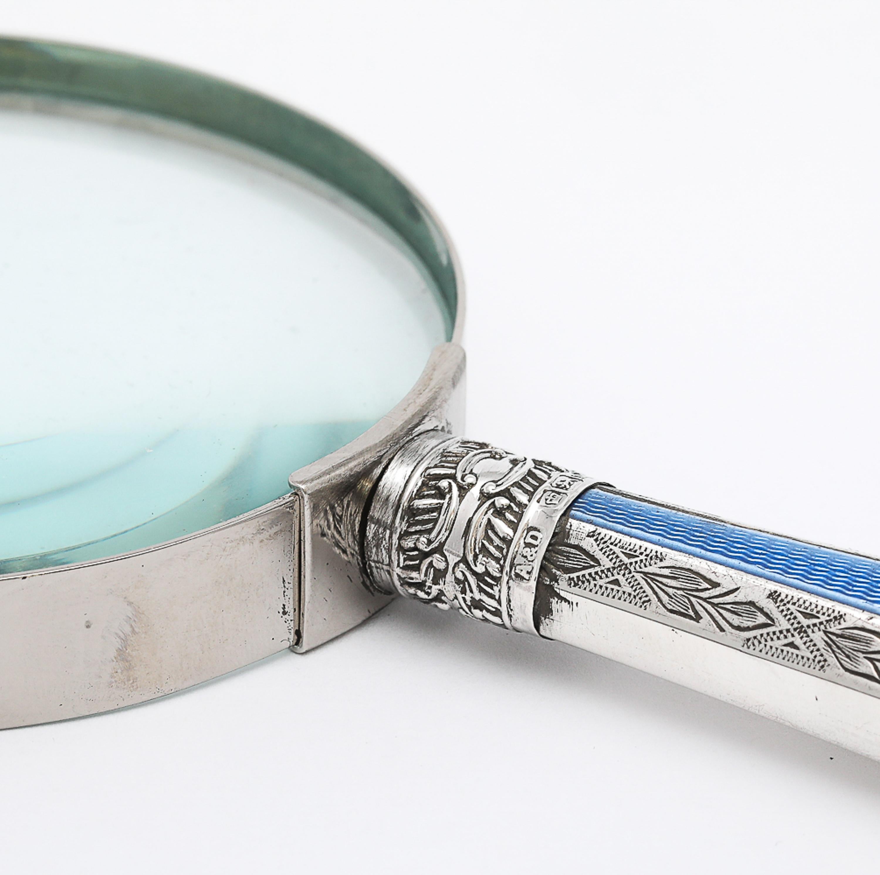 Lupa eduardiana de plata de ley y esmalte guilloché azul en venta 1