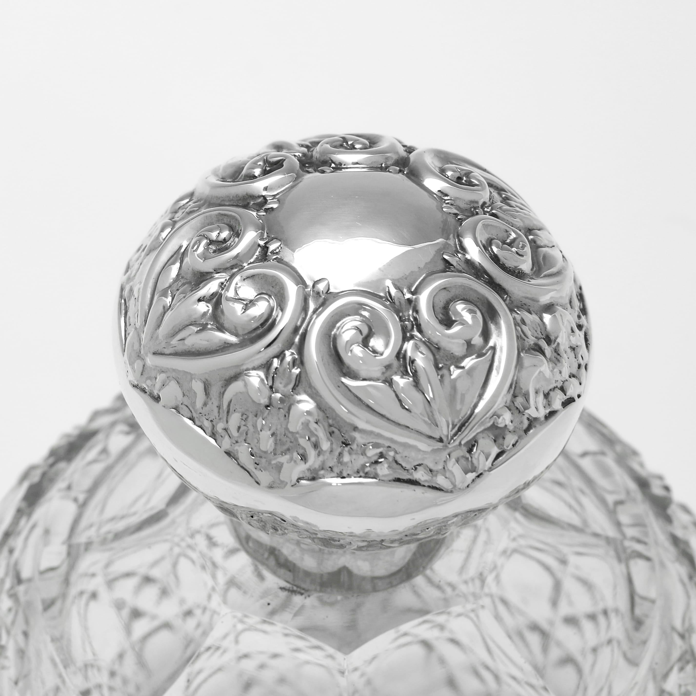Édouardien Bouteille à parfum édouardienne en argent sterling et verre taillé, fabriquée en 1904 en vente