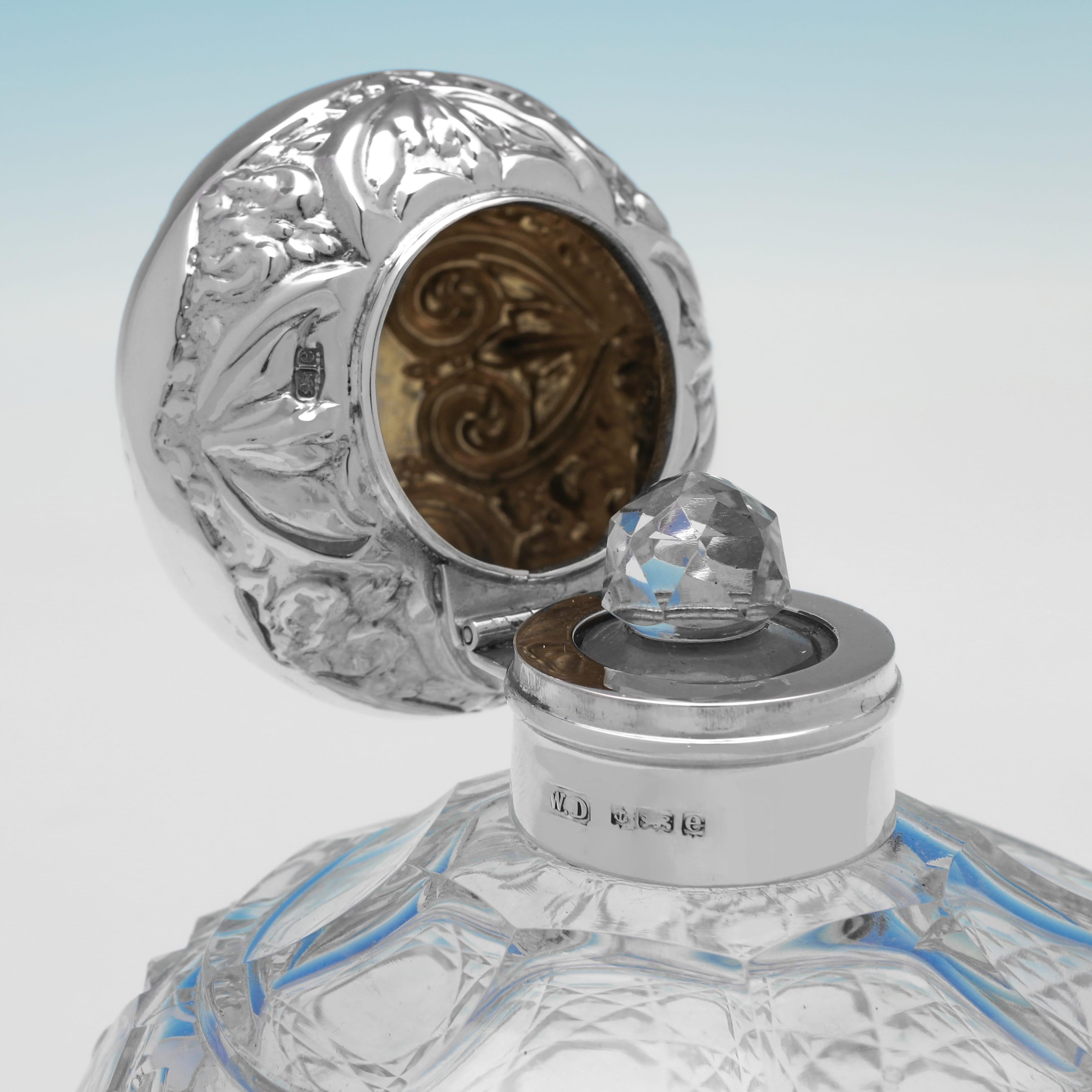 Anglais Bouteille à parfum édouardienne en argent sterling et verre taillé, fabriquée en 1904 en vente