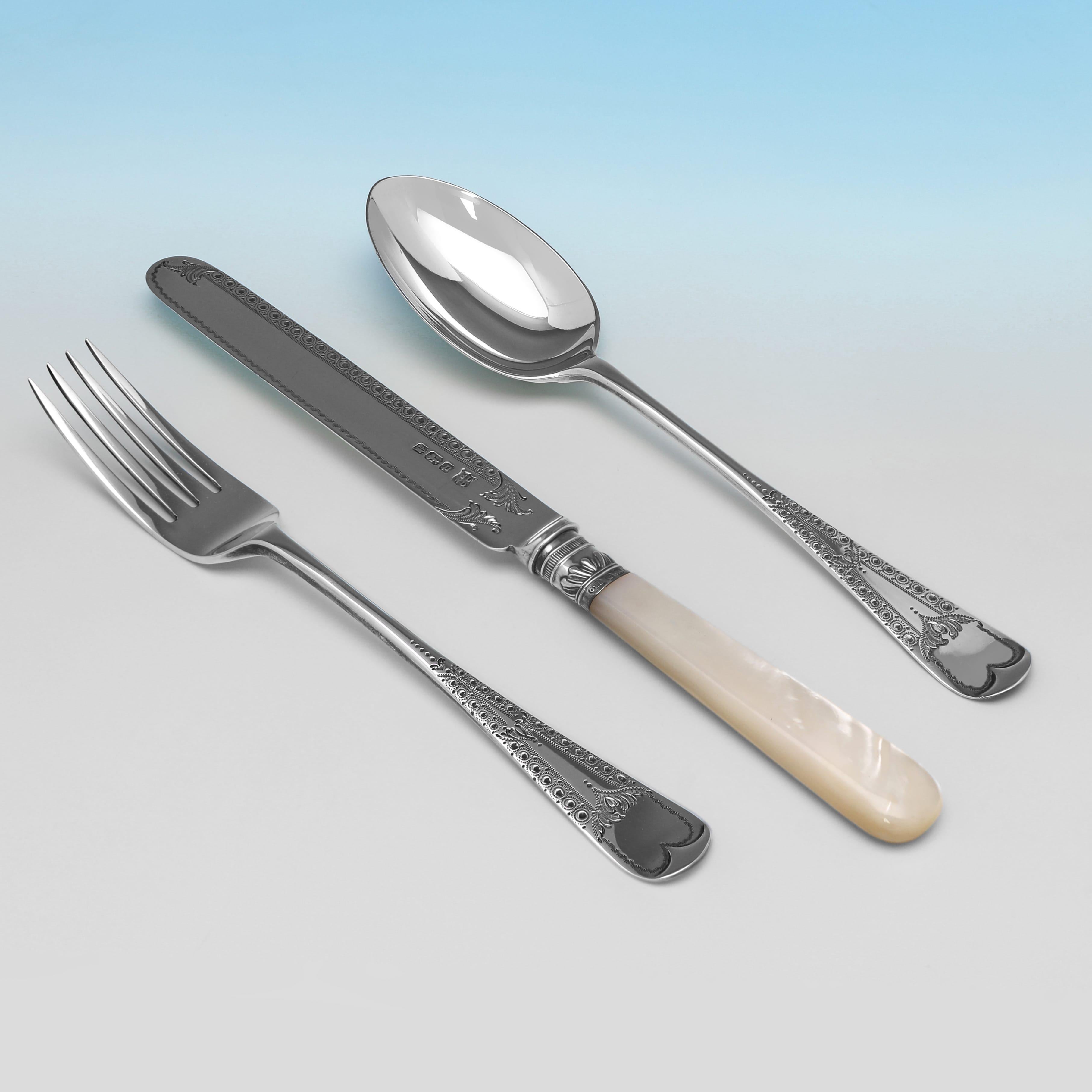 Matriculado en Sheffield en 1907 por James Deakin & Sons, este atractivo juego eduardiano de plata de ley para niños consta de un cuchillo con mango de nácar, una cuchara y un tenedor, todos ellos con detalles grabados, y se presenta en su caja