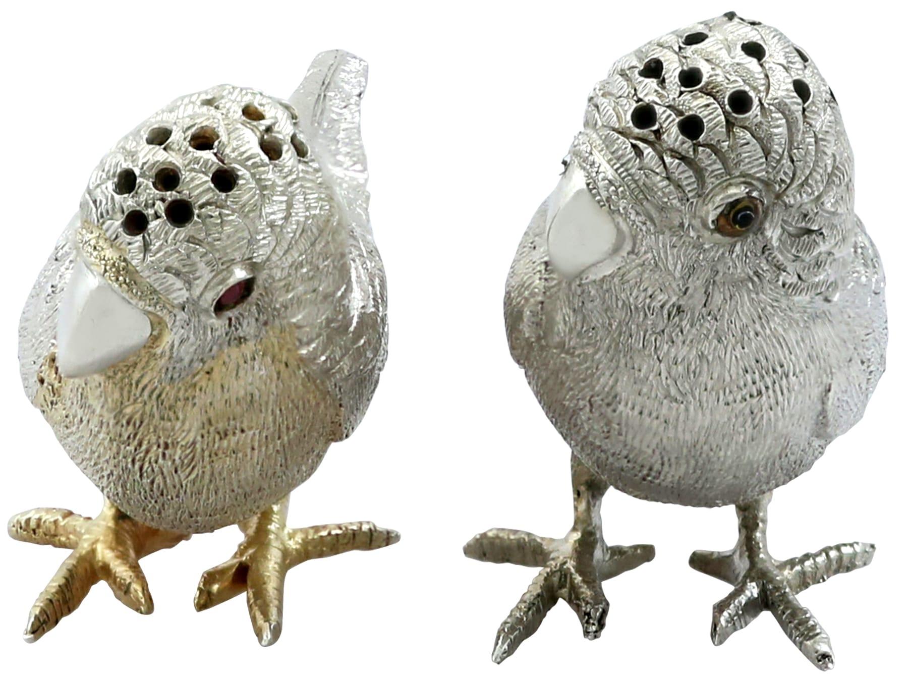 Edwardian Sterling Silver Budgerigar Pepper Shakers In Excellent Condition For Sale In Jesmond, Newcastle Upon Tyne