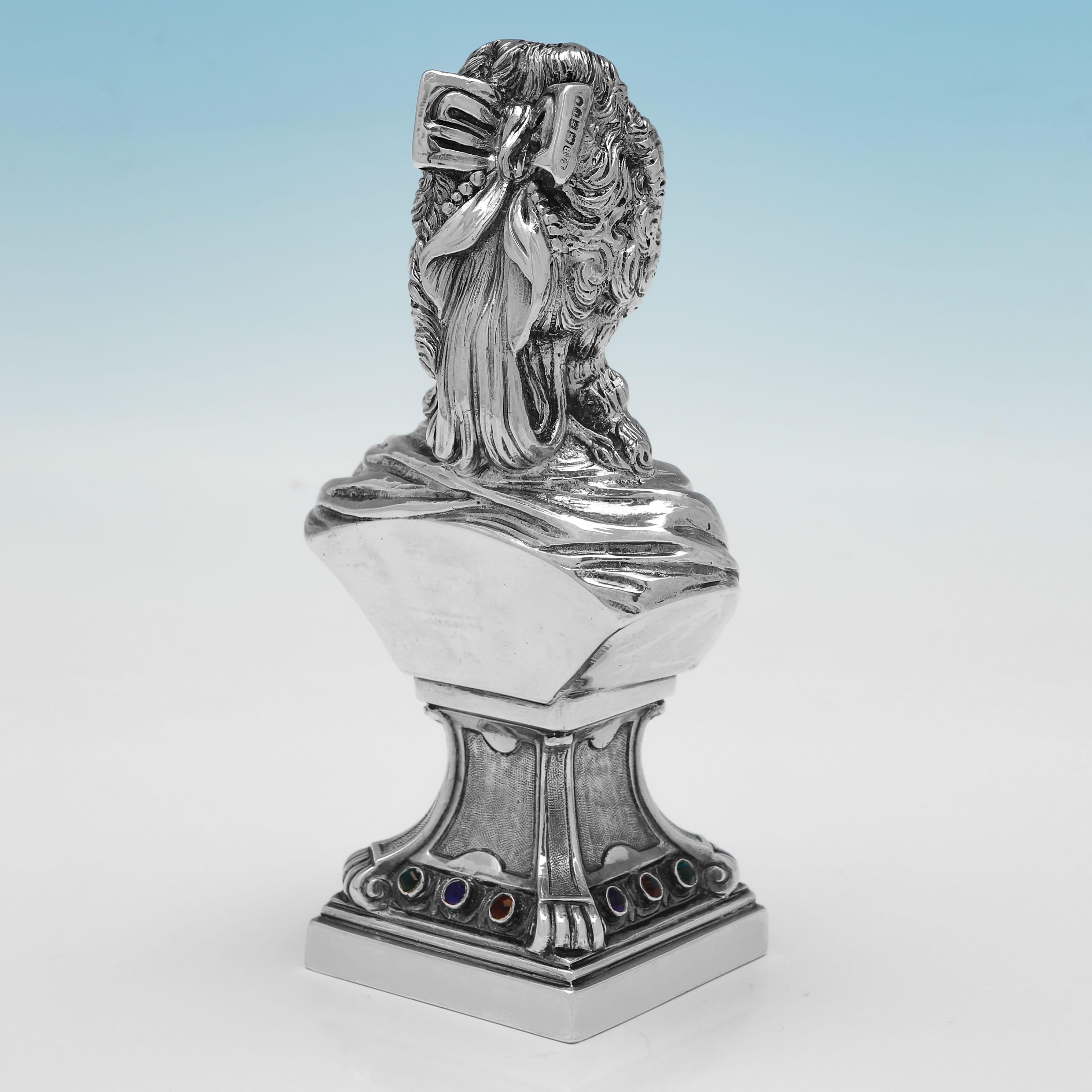 Diese gut modellierte Büste von Marie Antoinette aus antikem Sterlingsilber, die 1902 von Edwin Thompson Bryant nach London importiert wurde, ist rund um den Sockel mit Steinen besetzt. Die Büste ist 14,5 cm (5,75