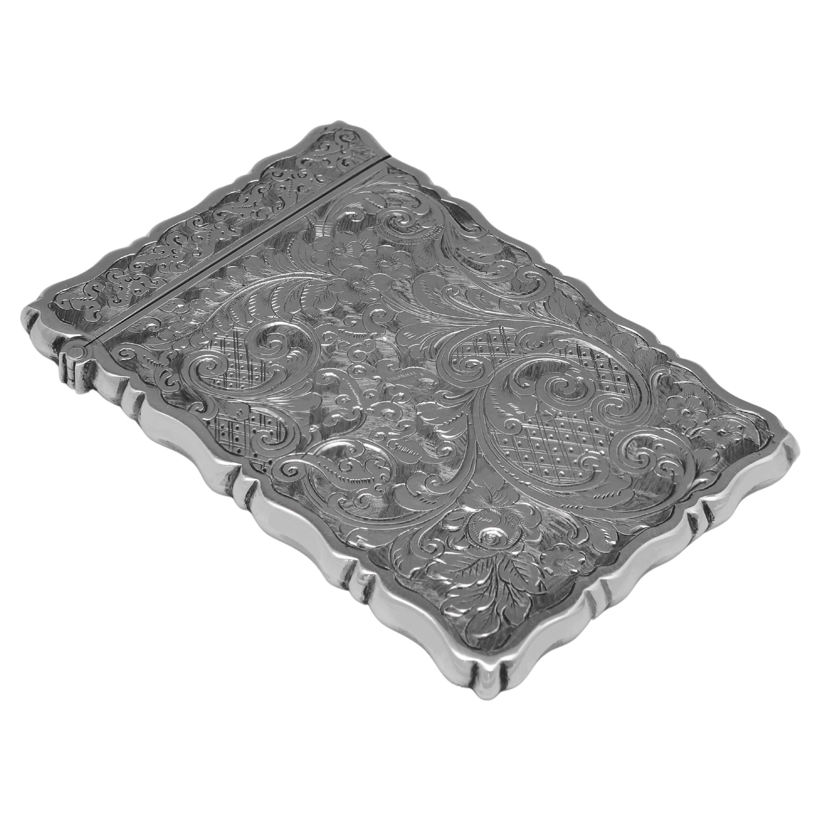 Este atractivo tarjetero eduardiano antiguo de plata de ley, matriculado en Birmingham en 1905 por George Unite, se presenta en su caja original y presenta una maravillosa decoración grabada de corte brillante. 

El tarjetero mide 9,5 cm de ancho