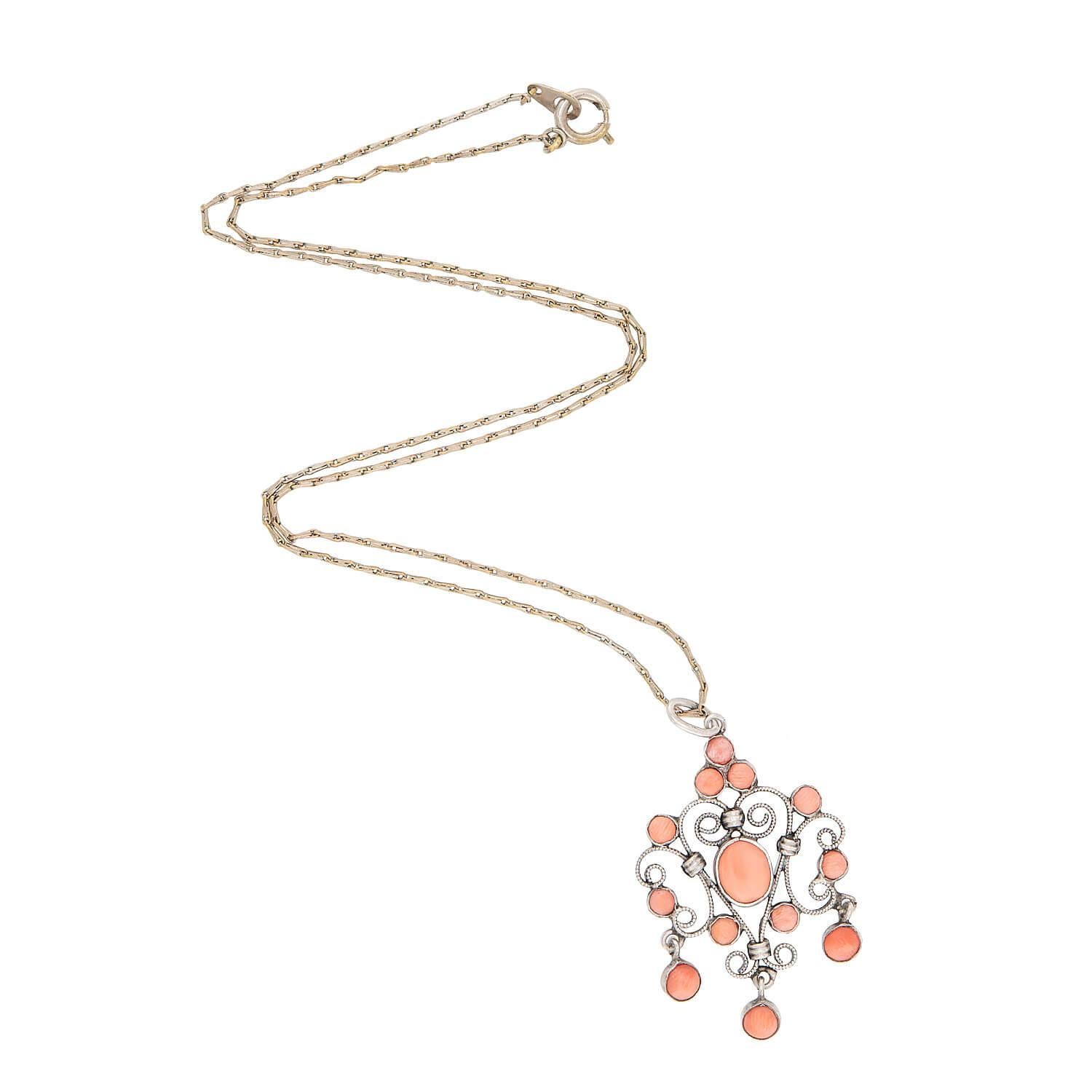 Ravissant collier à pendentif lavallière de l'époque édouardienne (ca1910s) ! Fabriqué en argent sterling, ce pendentif est orné de 13 cabochons de corail, retenus par un chaton. Les pierres de corail présentent une belle teinte saumonée. Le reste