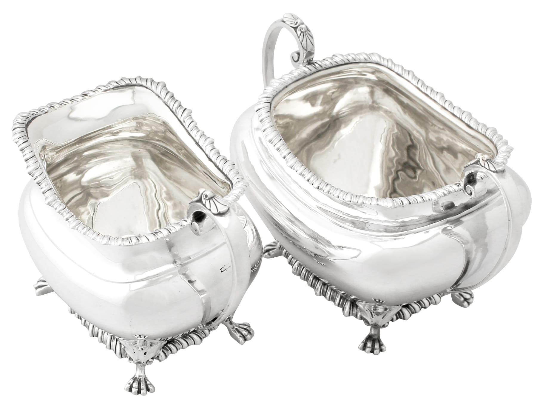 Excepcional, fino e impresionante juego antiguo eduardiano de crema y azúcar de plata de ley inglesa, una adición a nuestra colección eduardiana de vajillas de té de plata.

Este excepcional juego de jarra y azucarero de plata de ley inglesa de la
