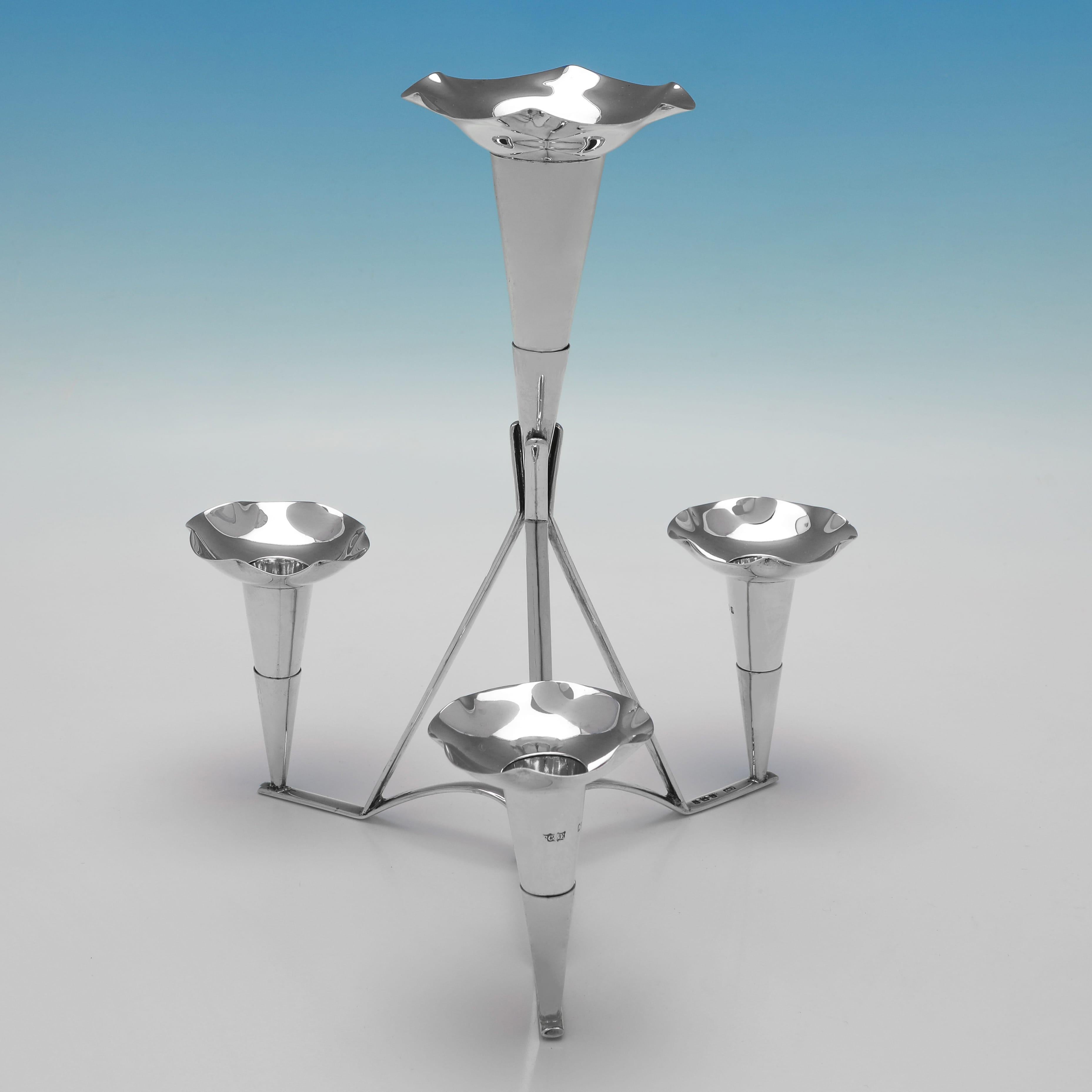 Marchiato a Birmingham nel 1906 da Coles & Fryer, questo Charme Antiques in argento Sterling ha tre portafiori più piccoli intorno all'esterno e un portafiori centrale più grande. 
L'epergne misura 8,5