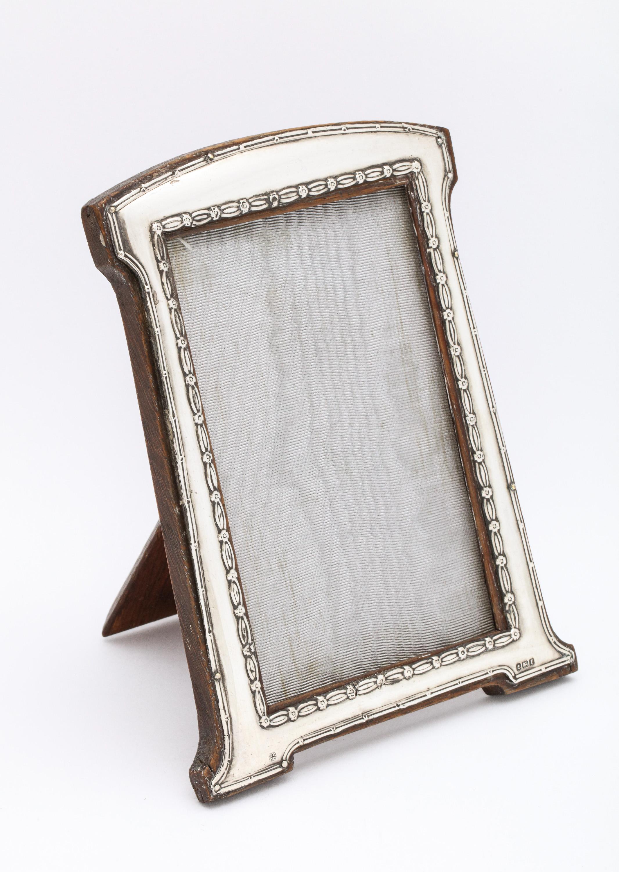 Edwardian, Sterling Silver Footed Picture Frame with Wood Back For Sale 4