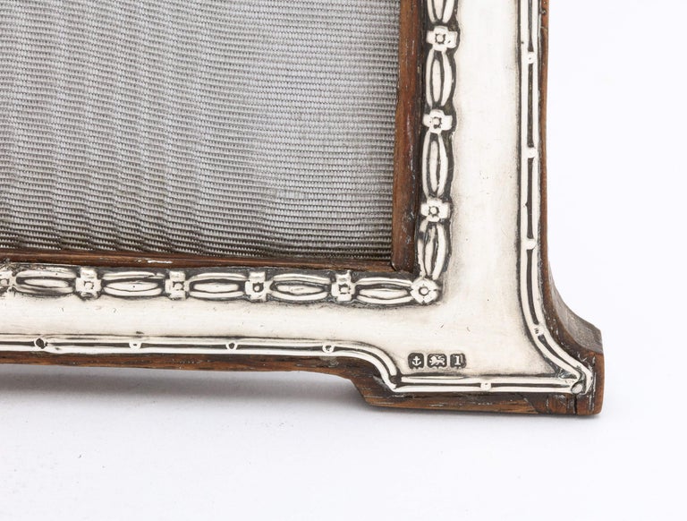 Edwardian, Sterling Silver Footed Picture Frame with Wood Back In Good Condition For Sale In New York, NY