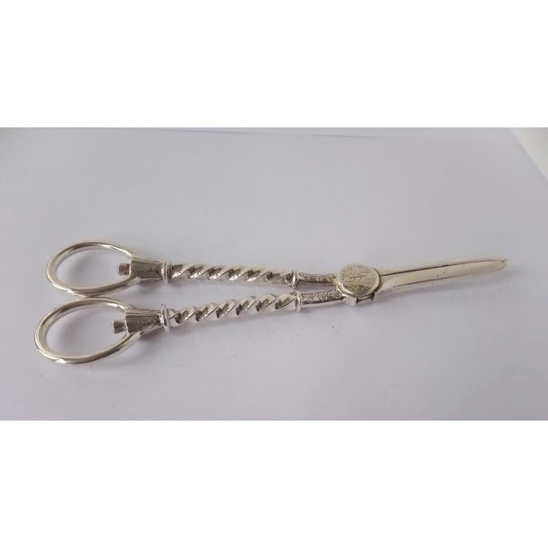 Edwardian Sterling Silver Grape Shears/Scissors by William Hutton & Sons Ltd In Excellent Condition For Sale In London, GB