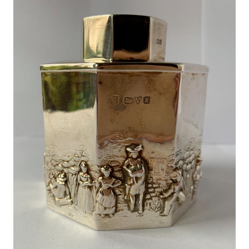 In eccellenti condizioni d'epoca, questo calamaio di Edward VII è splendidamente decorato con scene bucoliche di un villaggio. Sul lato è incisa una mano che tiene una penna d'oca.
Con marchio di garanzia: Realizzato  a Chester nel 1910. Il nome del