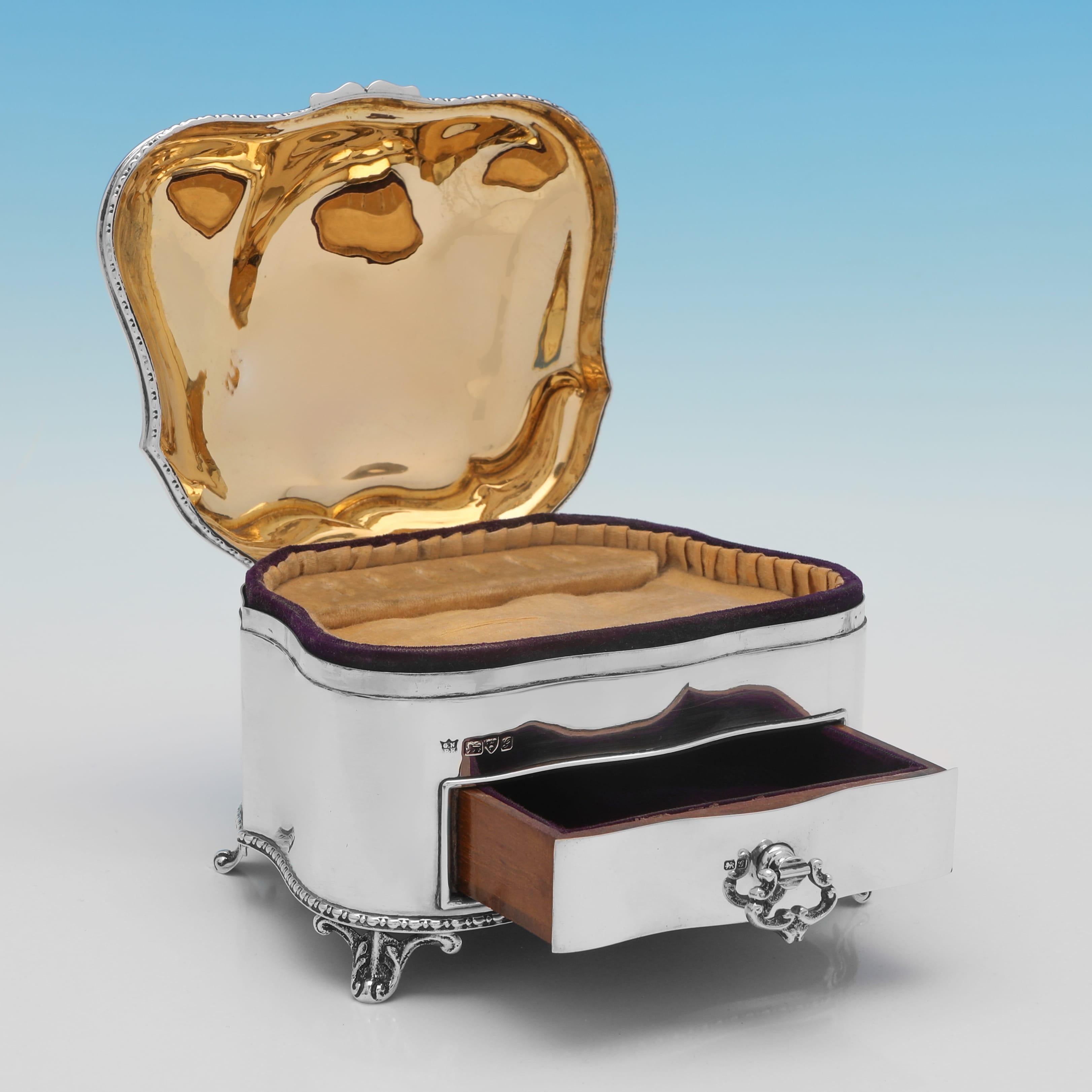 Poinçonnée à Chester en 1907 par Nathan & Hayes, cette belle boîte à bijoux ancienne en argent sterling de l'époque édouardienne est dotée d'un couvercle à charnière doublé et d'espaces pour six bagues, d'un tiroir coulissant et de bordures en corde