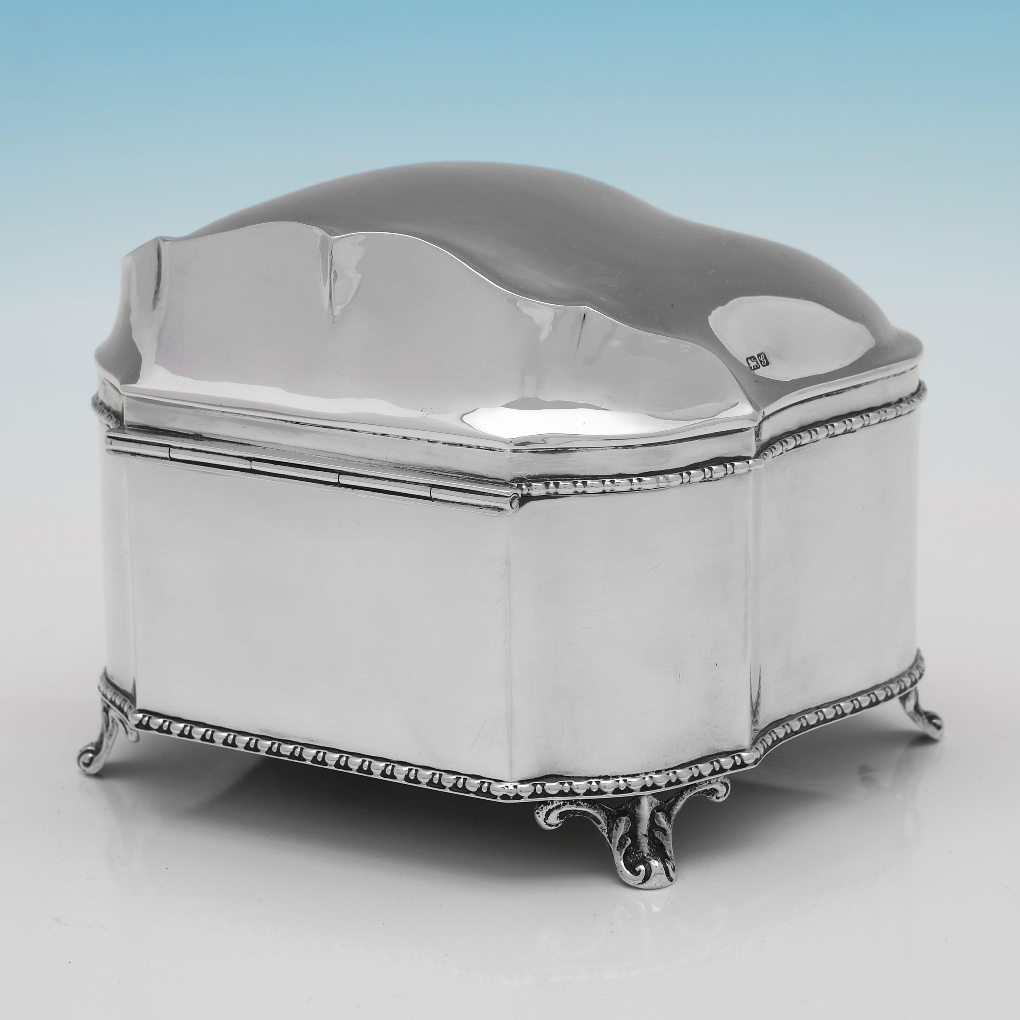 Anglais Boîte à bijoux édouardienne en argent sterling poinçonnée à Chester en 1907 en vente