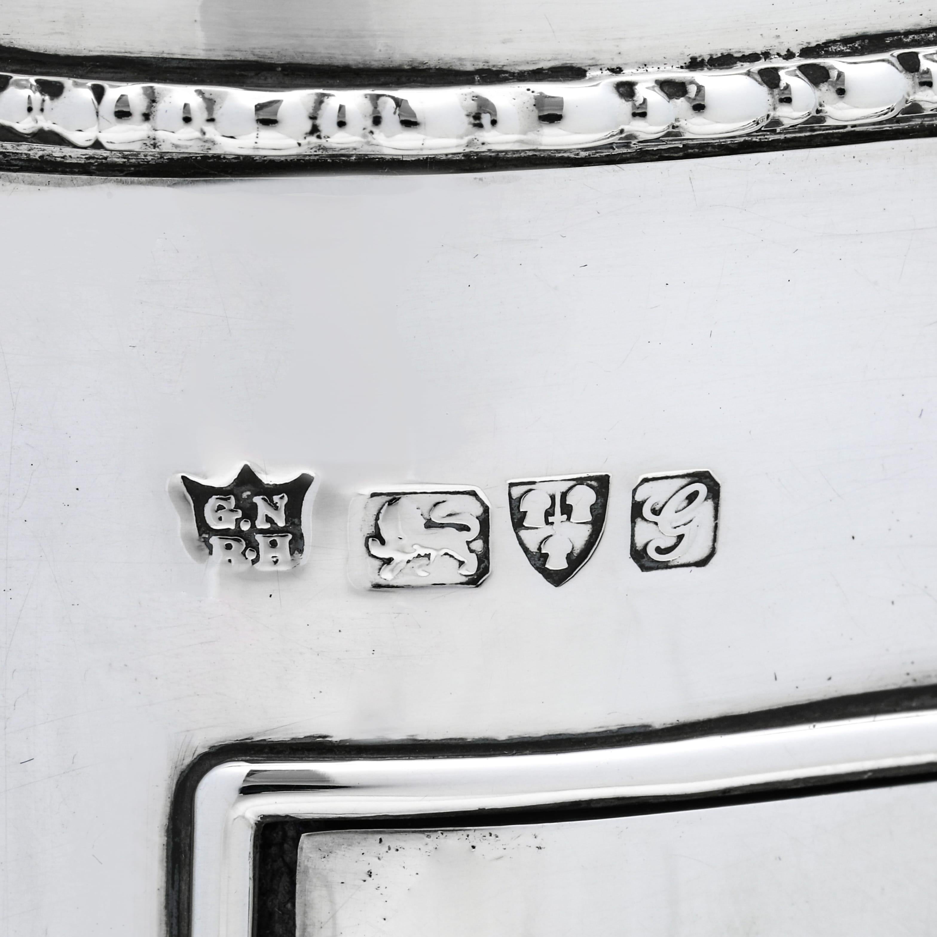 Boîte à bijoux édouardienne en argent sterling poinçonnée à Chester en 1907 Bon état - En vente à London, London