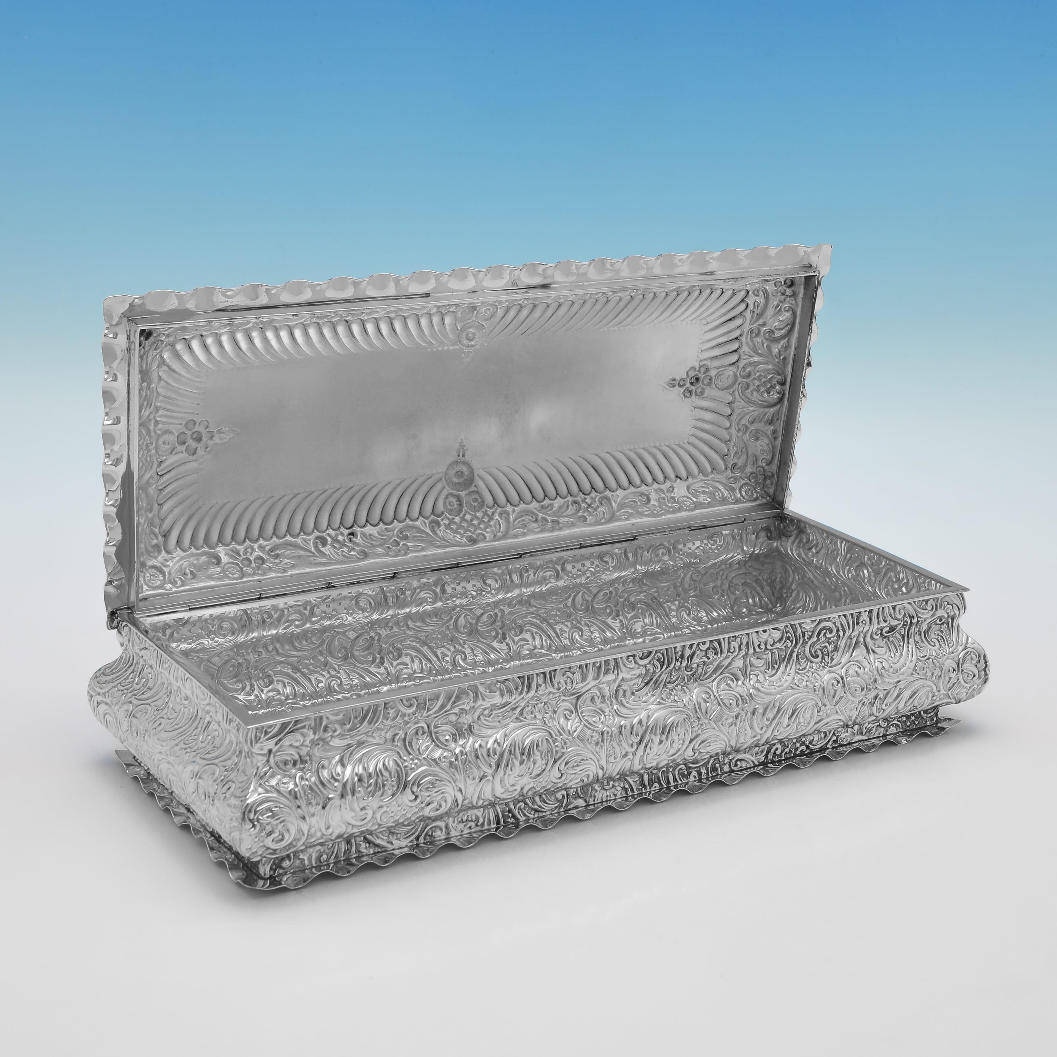 Marcada en Birmingham en 1901 por William Hutton & Sons Ltd., esta encantadora caja antigua de plata de ley tiene un diseño ornamentado con detalles cincelados. 
La caja mide 7,5 cm de alto, 27,5 cm de ancho y 11,5 cm de fondo, y pesa 1,5 onzas troy.