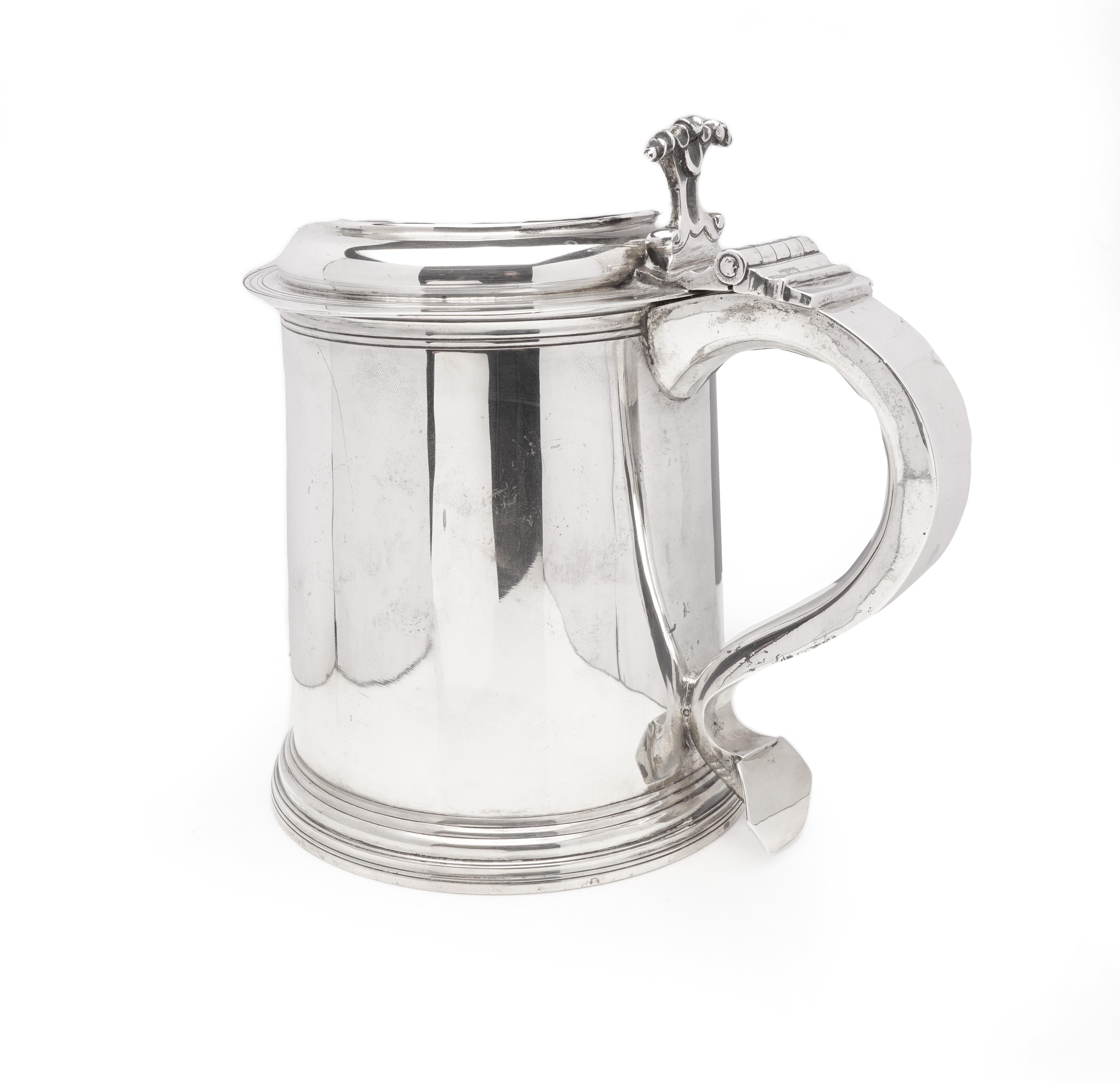 Jarra grande eduardiana de plata de ley.
Made in England, Londres, 1912
Fabricante: Carrington & Co

Dimensiones:
Altura: 17.5 cm
Anchura: 14 cm
Peso: 955 gramos

Estado: La jarra es de segunda mano, tiene ligeras señales de uso, pero en general