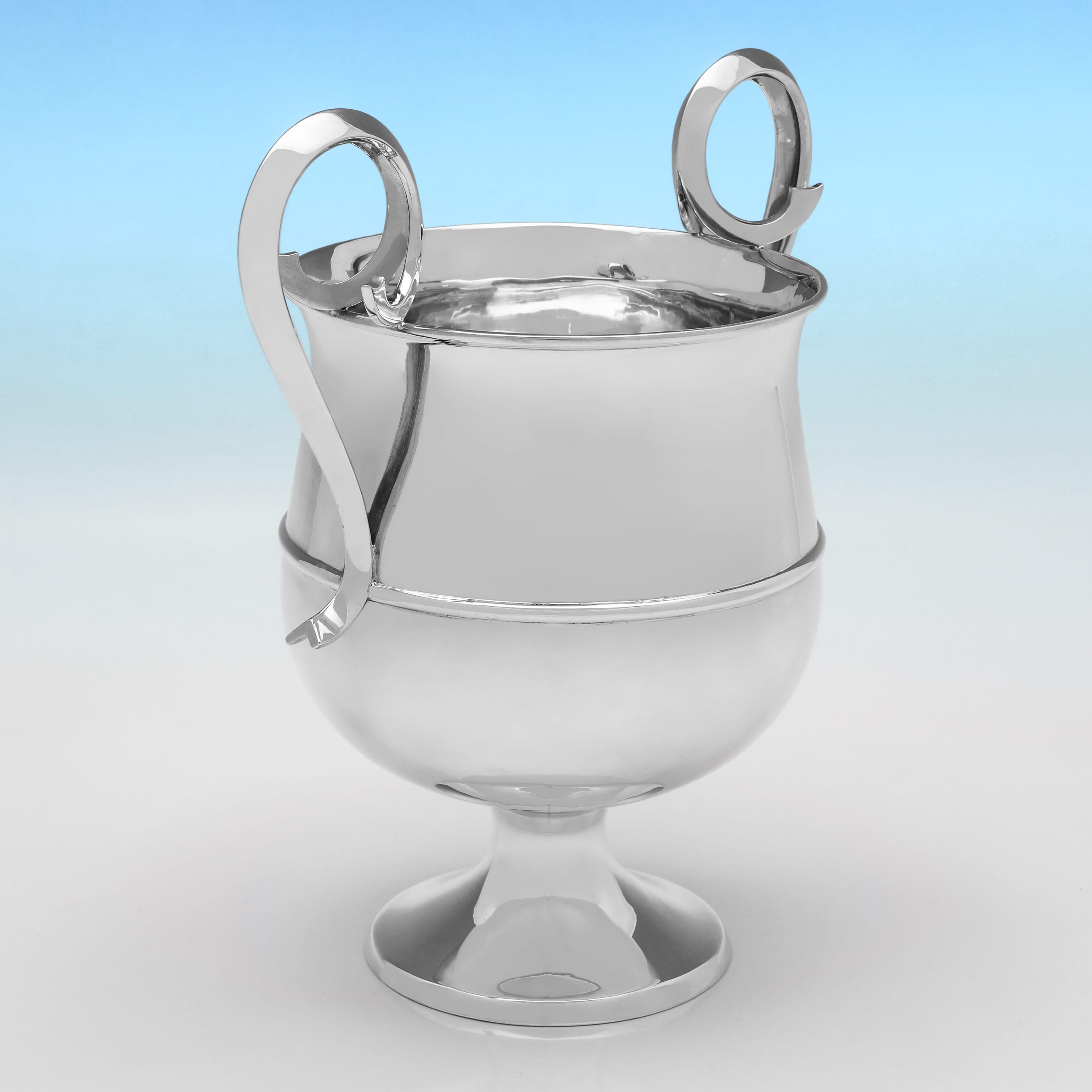Marchiato a Sheffield nel 1907 da Elkington & Co. Questa bella coppa d'amore in argento sterling antico, di epoca edoardiana, ha un design semplice, con manici a voluta e dettagli in canna. Il trofeo misura 9,5