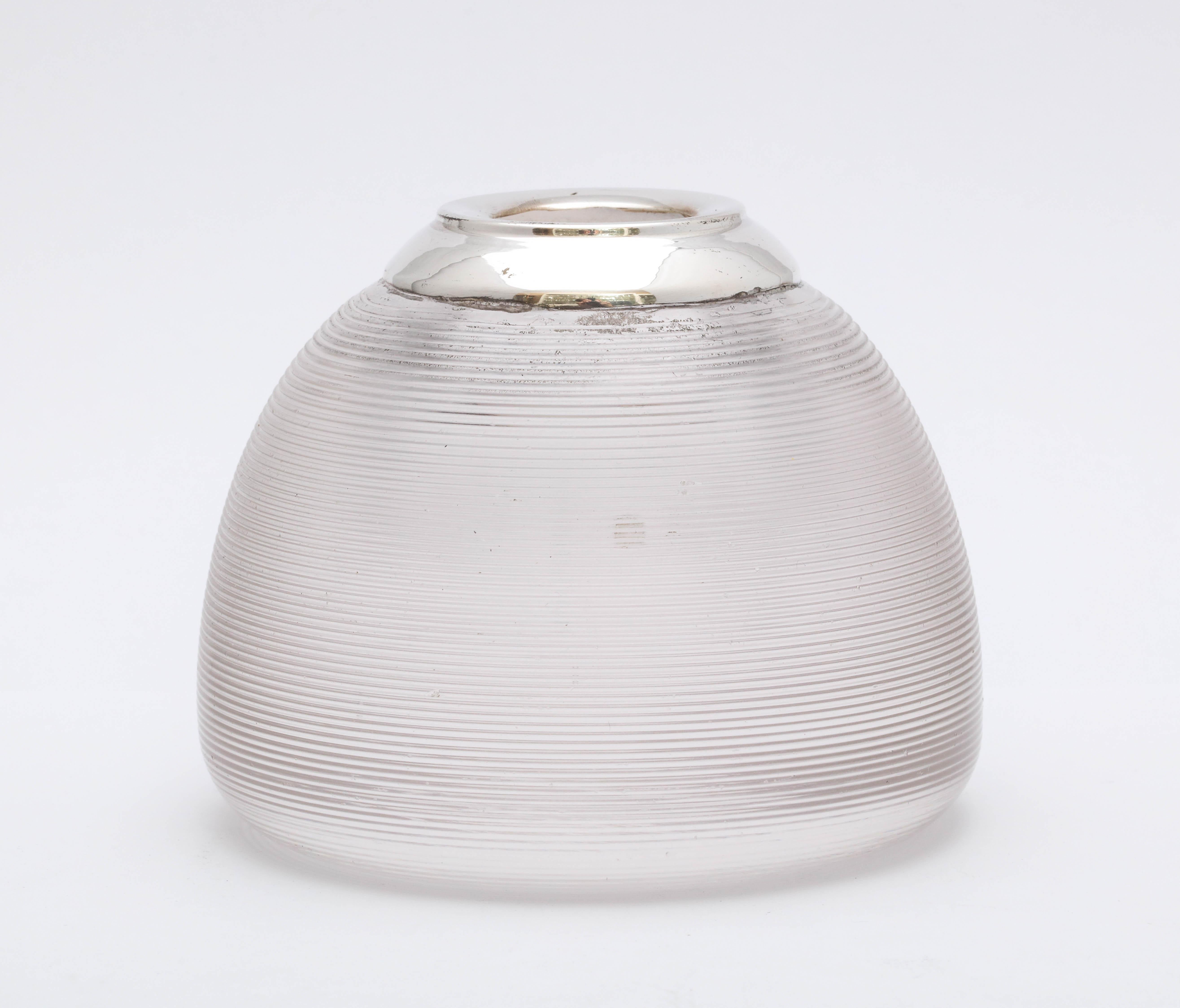 Cerillo de cristal roscado con forma de colmena y montura de plata de ley eduardiana en venta 1