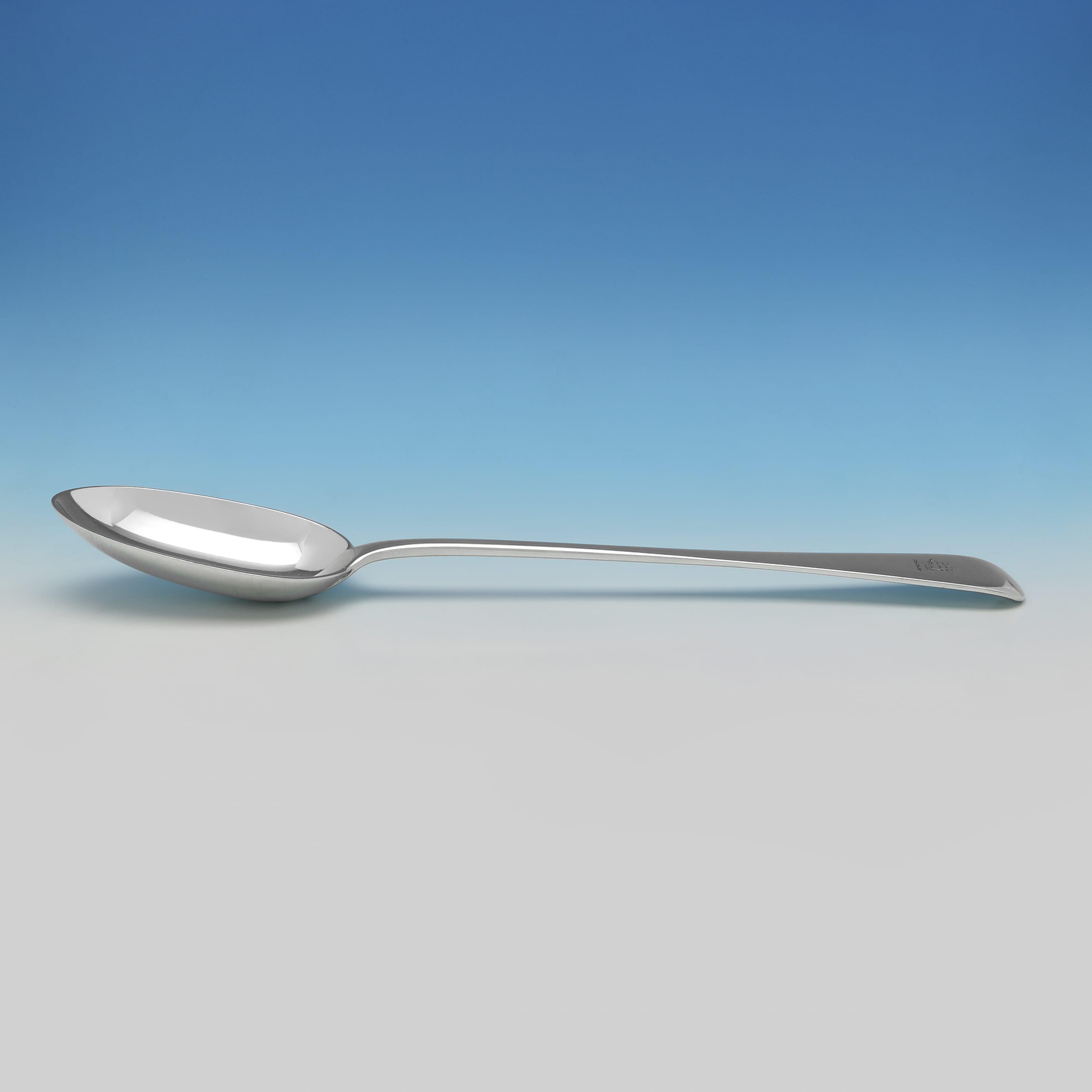 Poinçonnée à Londres en 1907 par Goldsmiths & Silversmiths Co, cette magnifique cuillère à rôtir en argent sterling, de style ancien et édouardien, présente un écusson gravé sur le manche. La cuillère à badigeonner mesure 30,5 cm de long sur 5,5 cm