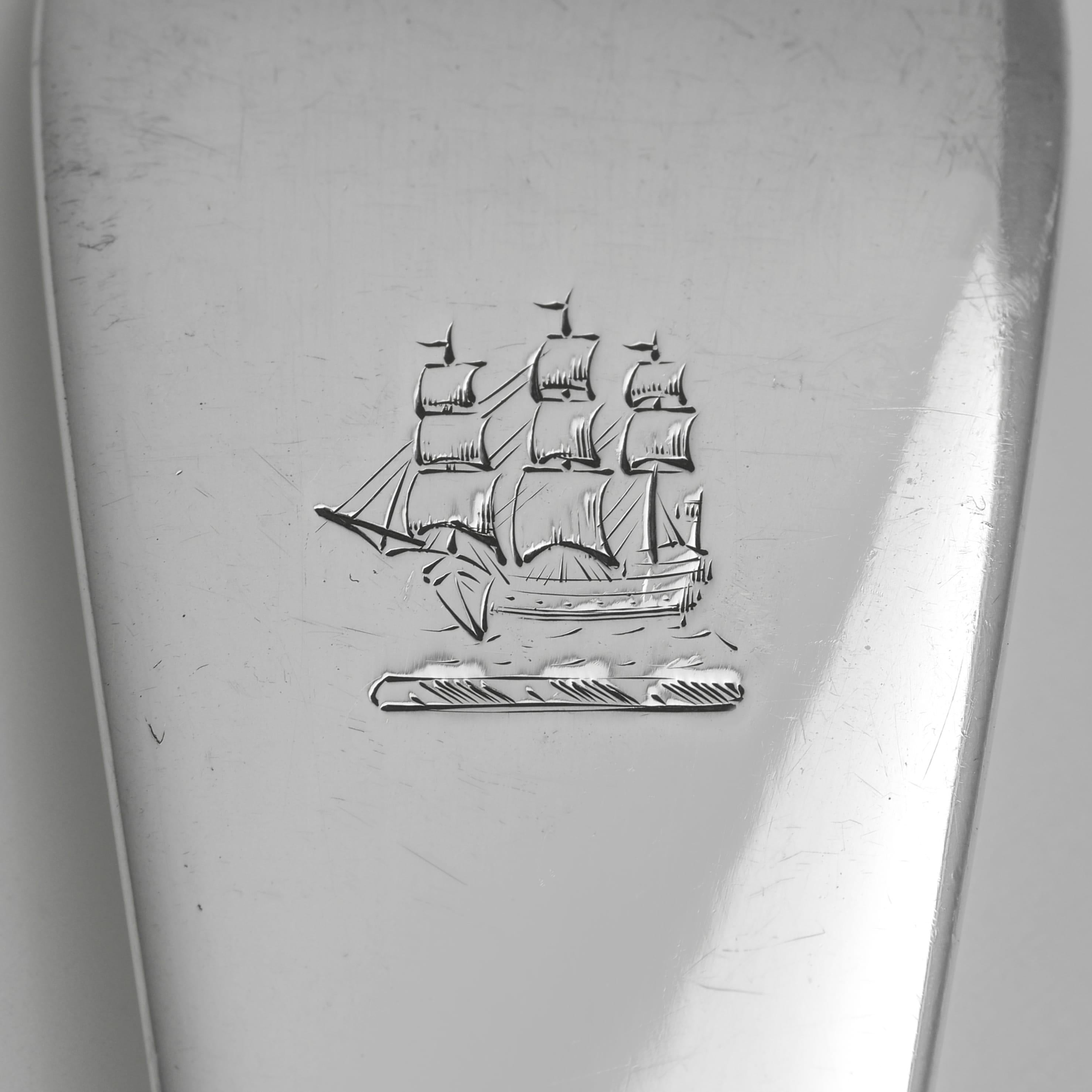 Cuillère à bascule anglaise ancienne édouardienne en argent sterling fabriquée à Londres en 1907 Bon état - En vente à London, London
