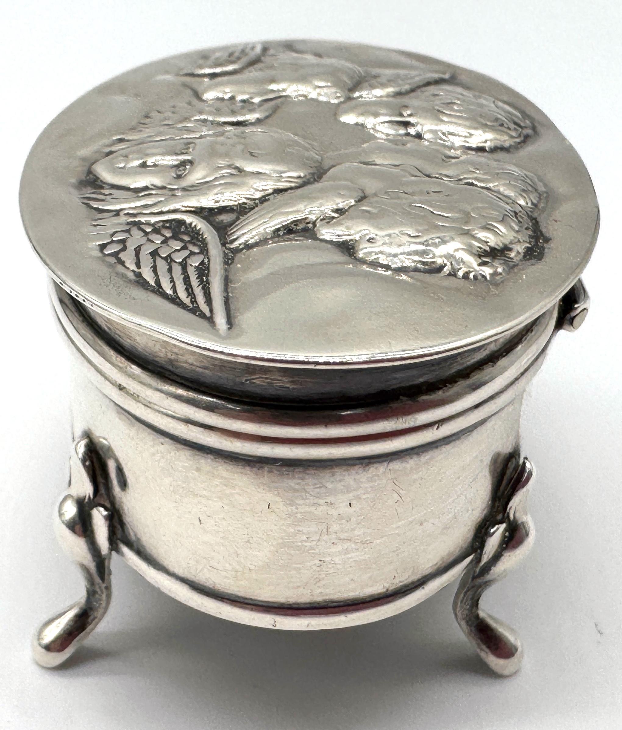 Edwardian Sterling Silver Oval Trinket Box Raphael Angel Heads, Birmingham, 1912 For Sale 3