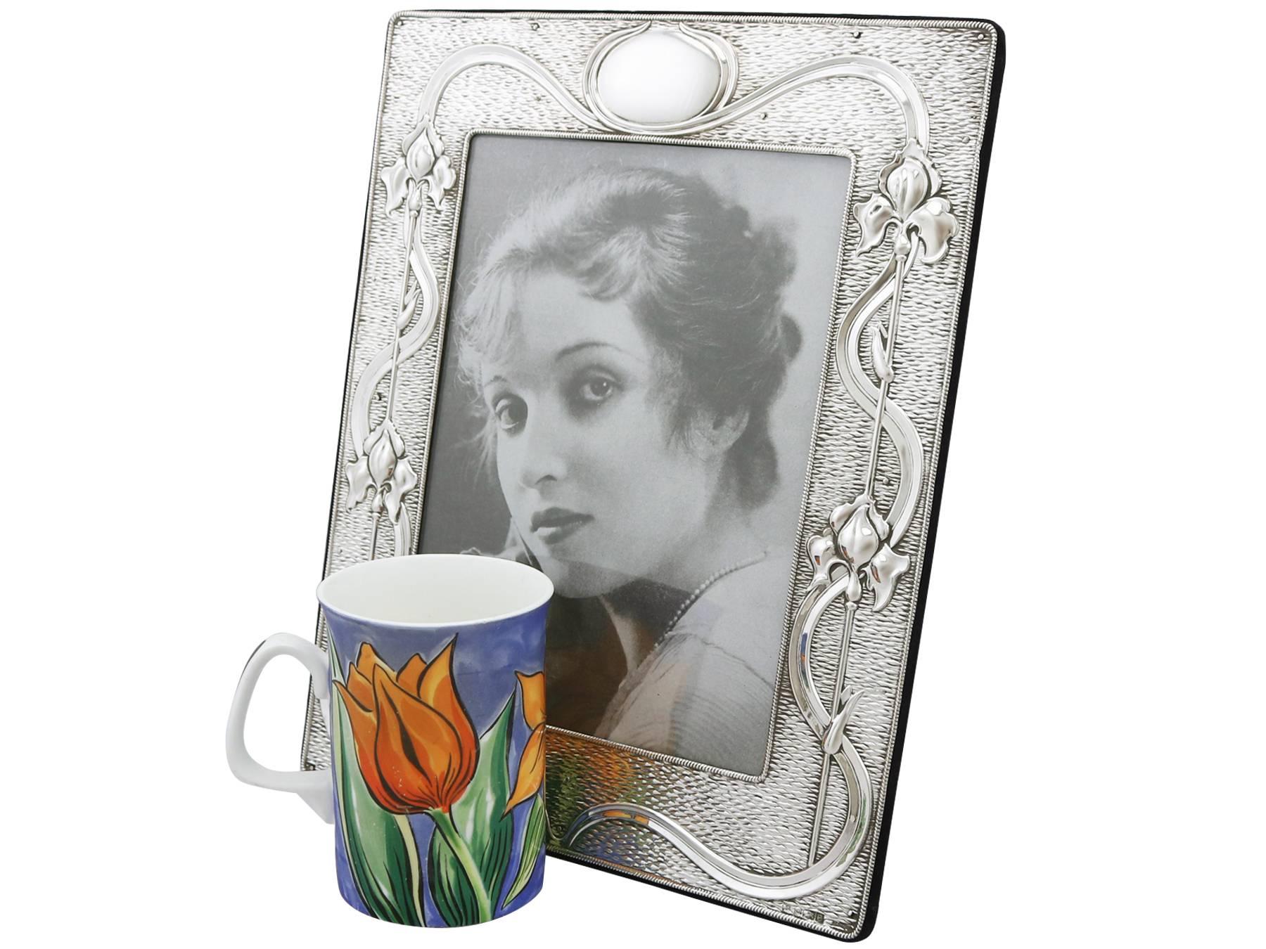 An exceptional, fine and impressive antique Edwardian English sterling silver photograph frame in the Art Nouveau style; an addition to our ornamental silverware collection.

This exceptional antique Edwardian sterling silver photograph frame has