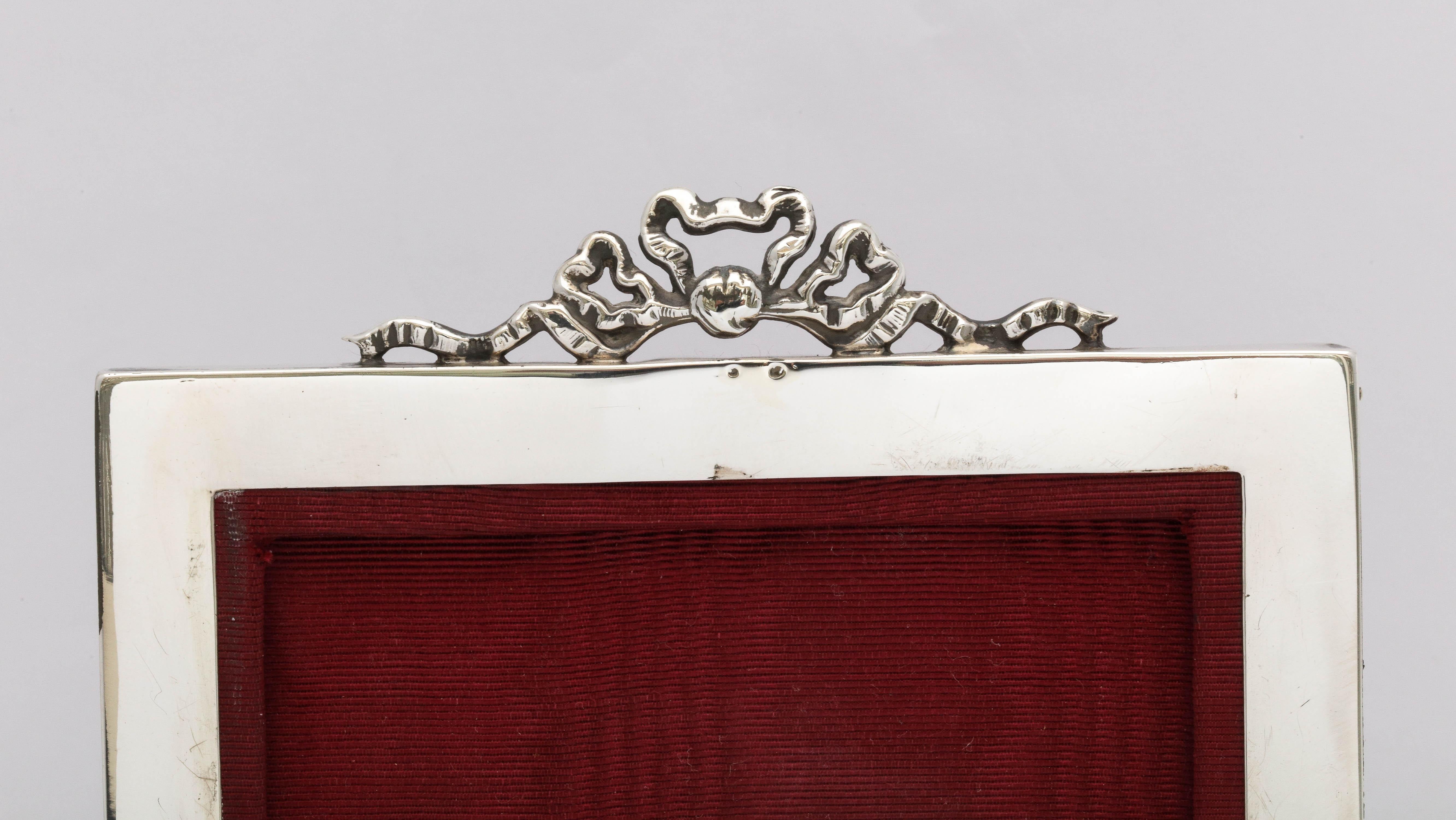 Edwardian Sterling Silver Picture Frame Having a Bow Finial In Good Condition In New York, NY