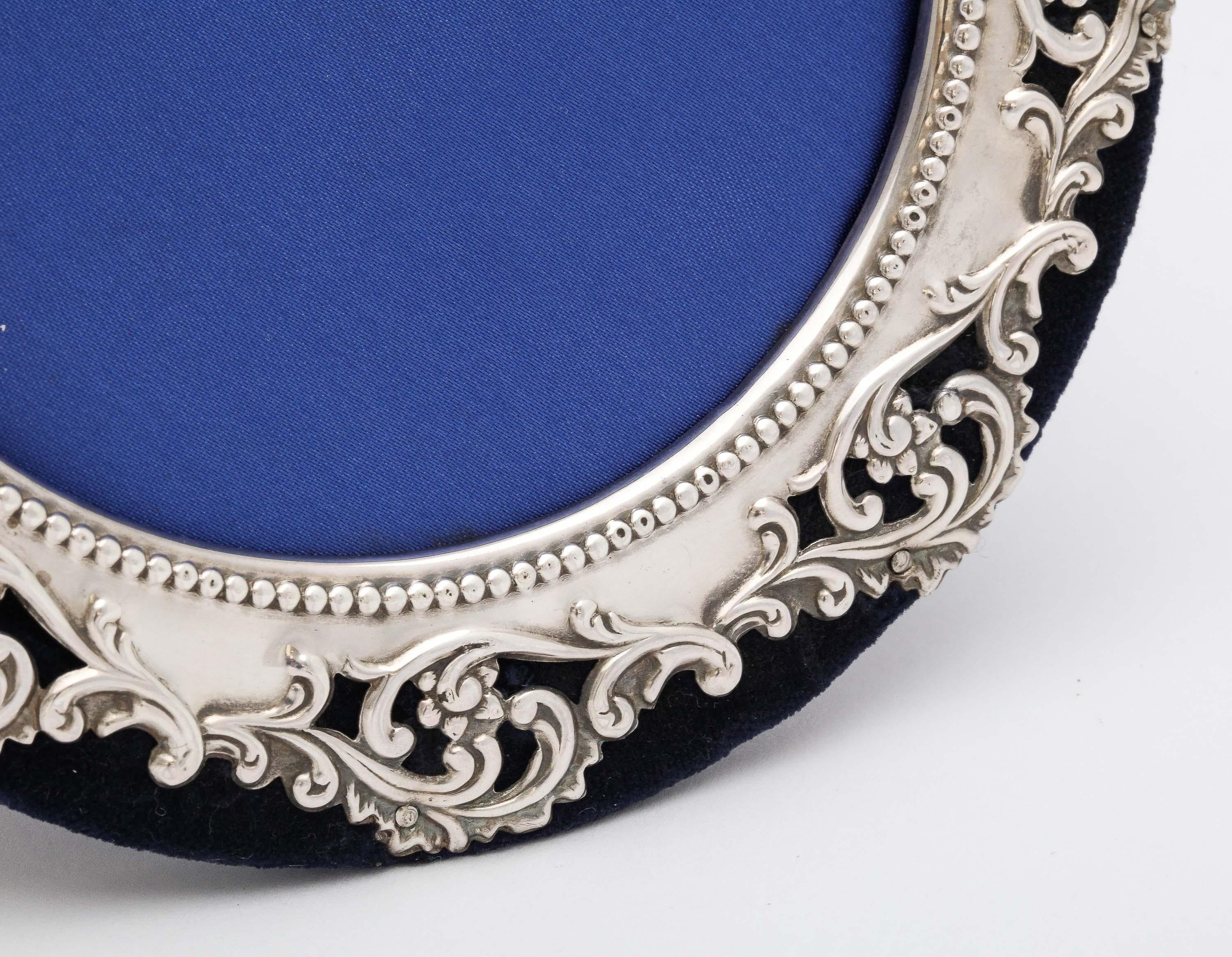 Edwardian Sterling Silver Round Picture Frame Mounted on Dark Blue Velvet 4