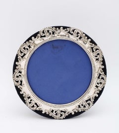 Cornice rotonda edoardiana in argento sterling montata su velluto blu scuro