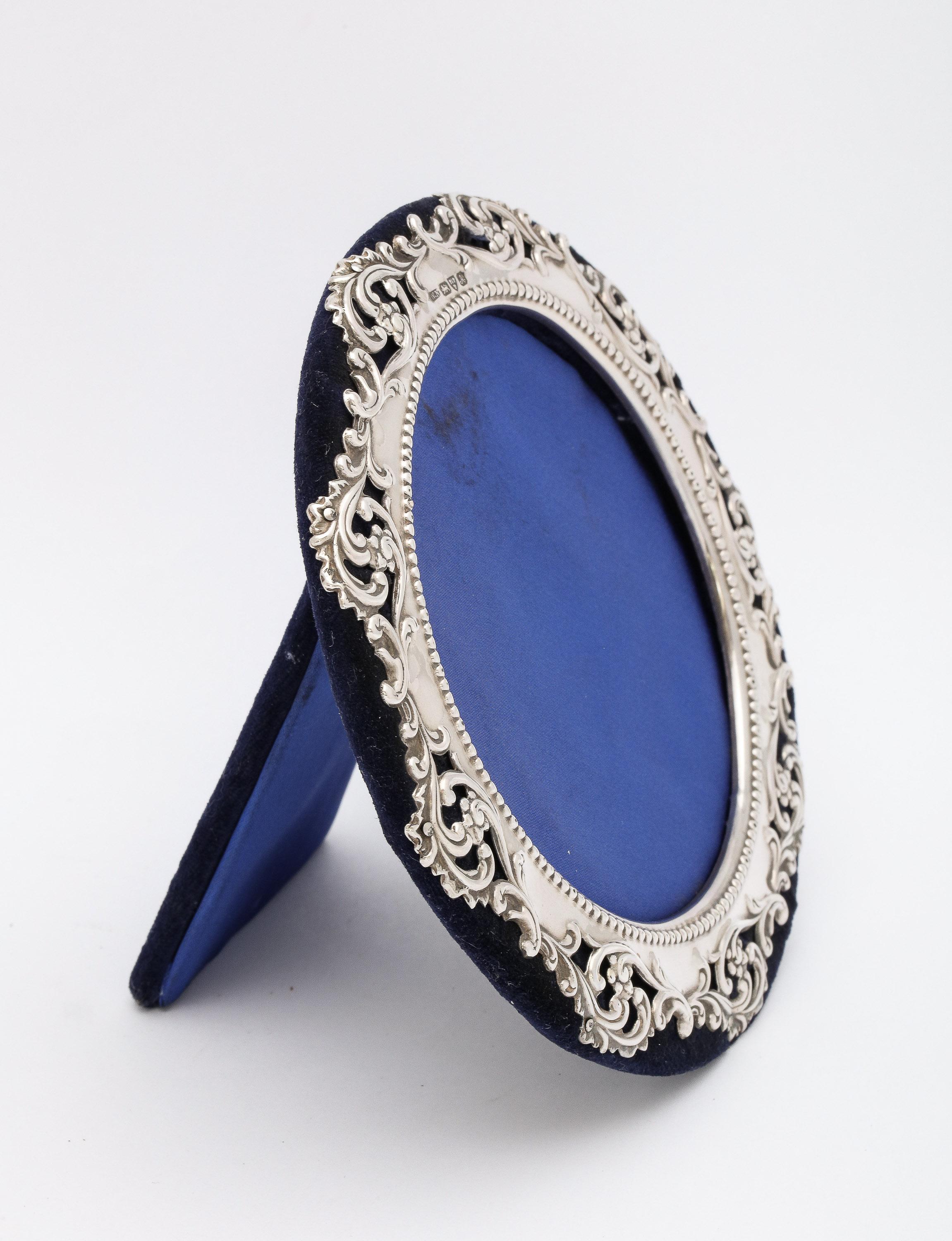 Early 20th Century Edwardian Sterling Silver Round Picture Frame Mounted on Dark Blue Velvet