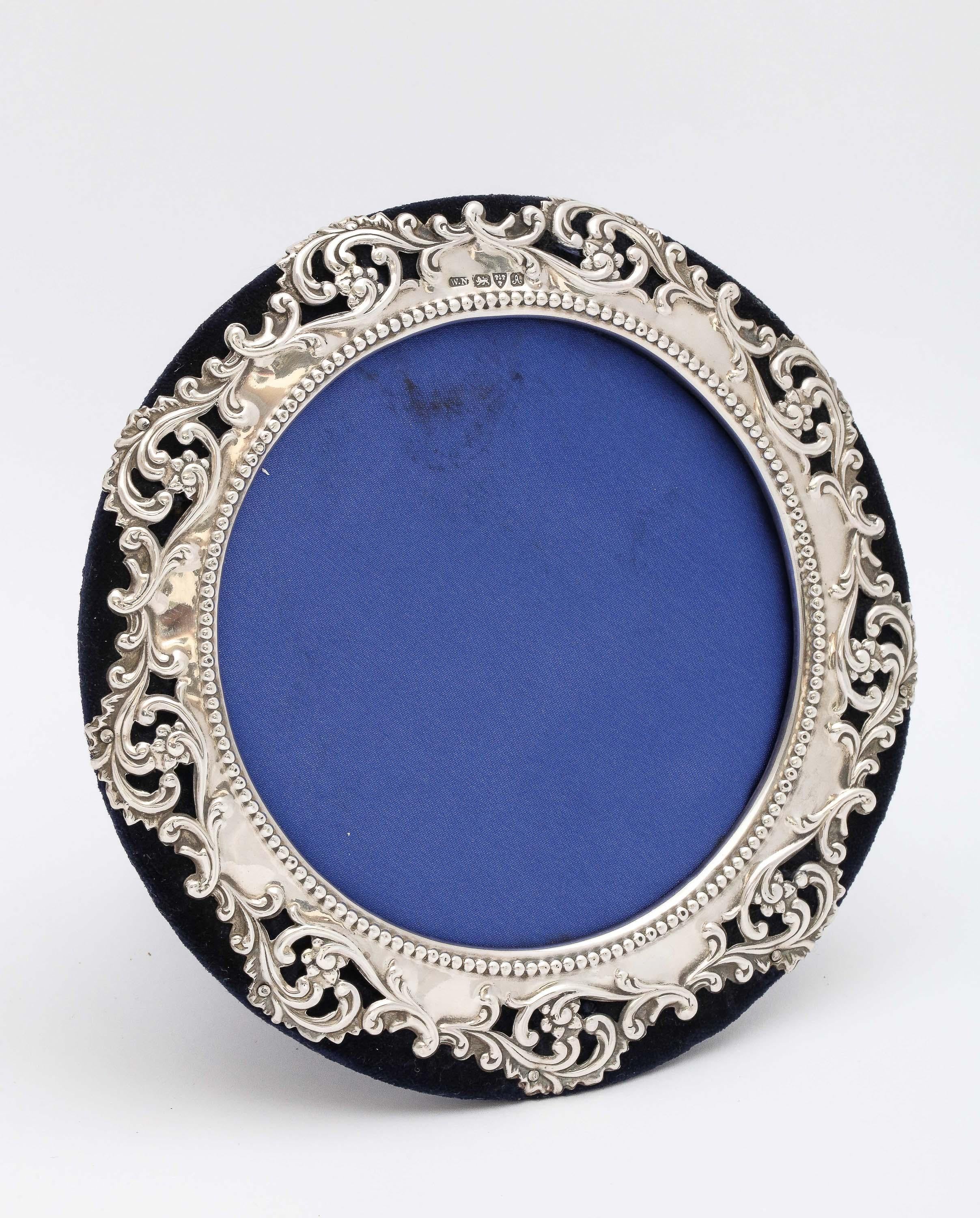 Edwardian Sterling Silver Round Picture Frame Mounted on Dark Blue Velvet 1