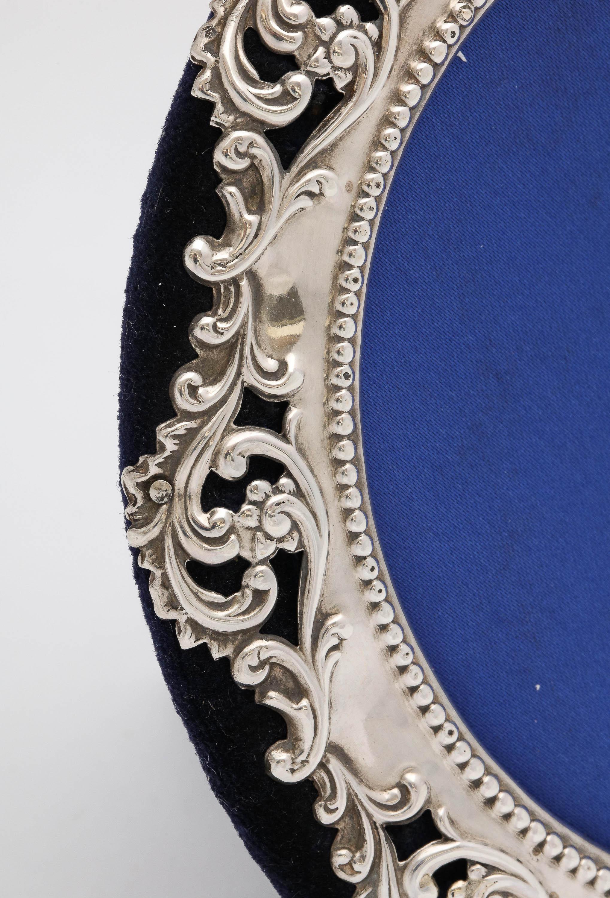 Edwardian Sterling Silver Round Picture Frame Mounted on Dark Blue Velvet 3