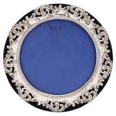 Cadre photo rond édouardien en argent sterling monté sur velours bleu foncé