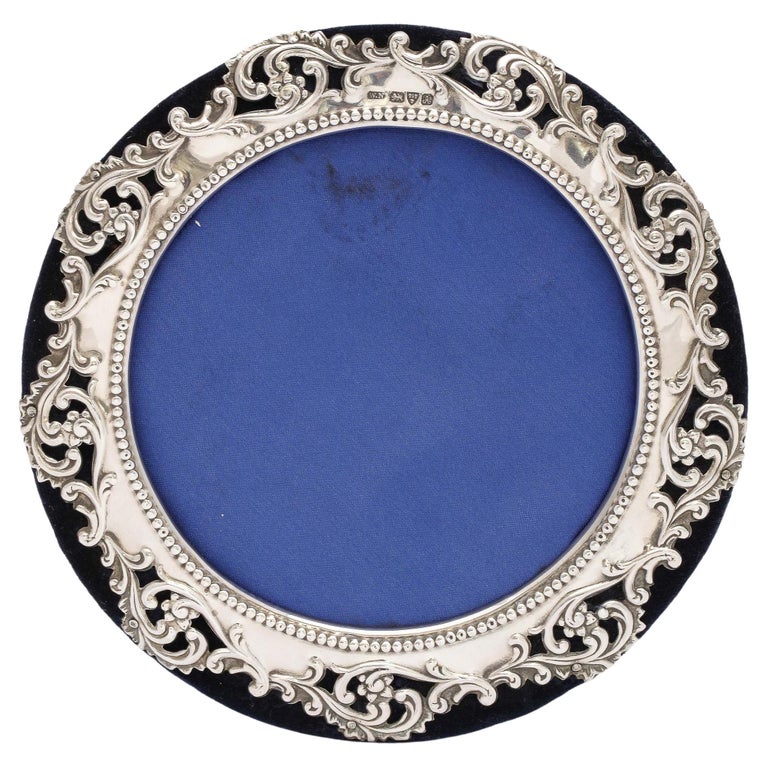 Edwardian Sterling Silver Round Picture Frame Mounted on Dark Blue Velvet For Sale at 1stDibs