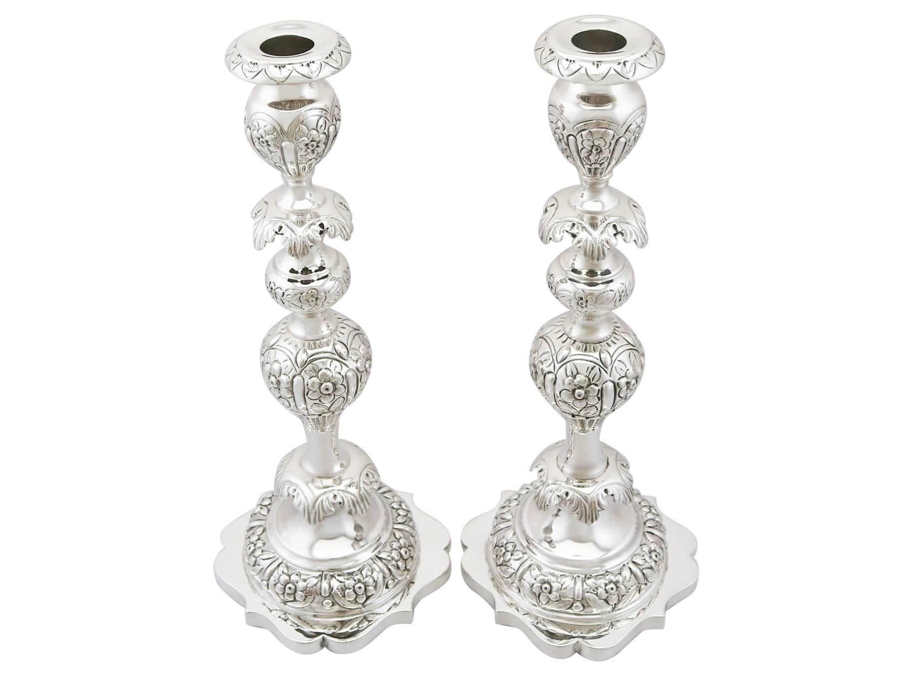 An exceptional, fine and impressive pair of antique Edwardian English sterling silver Shabbat candlesticks; an addition to our ornamental silverware collection.

These exceptional antique silver Shabbat candlesticks, in sterling standard, have a