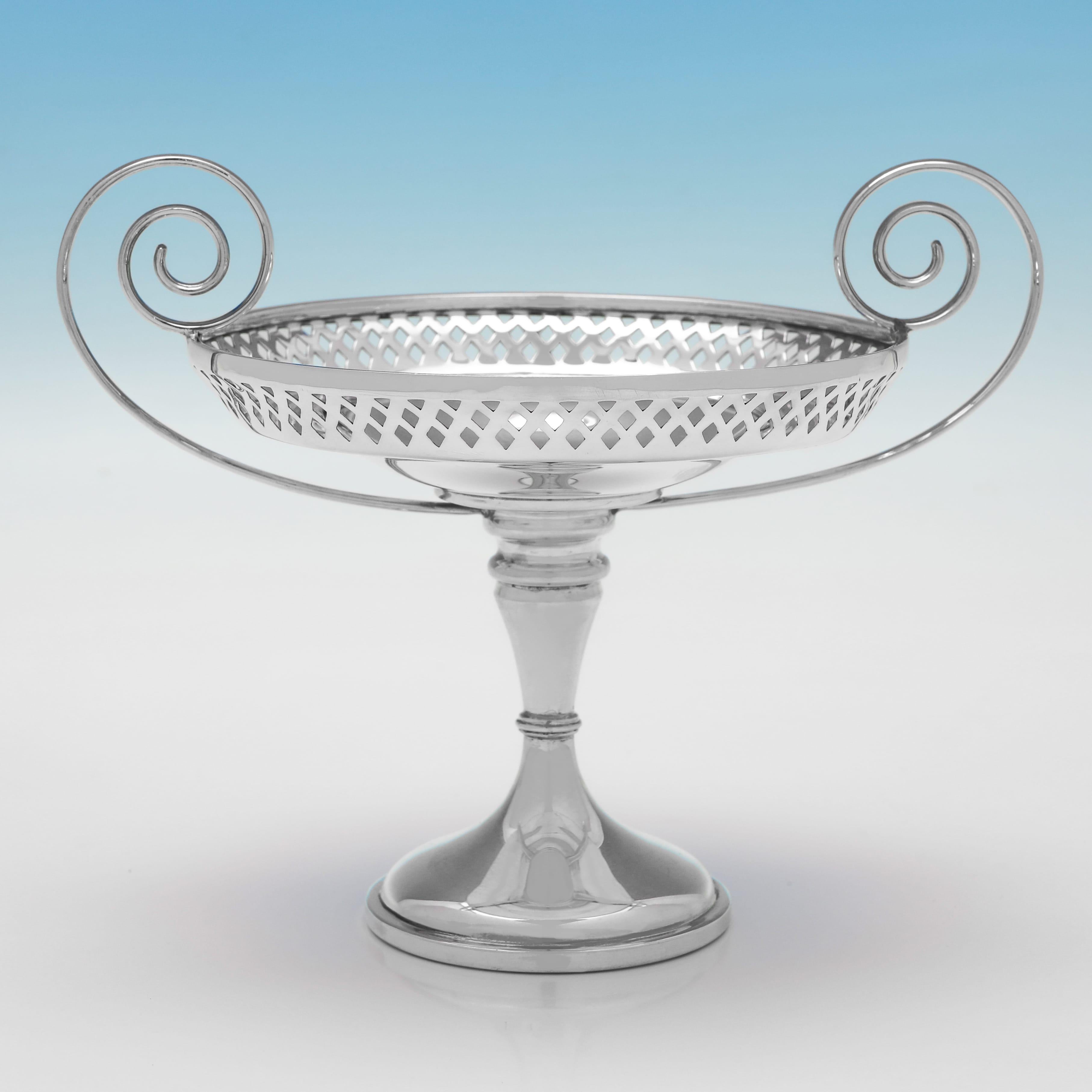 Edoardiano Suite in argento sterling di epoca edoardiana composta da una coppia di vasi e una tazza - Walker & Hall in vendita