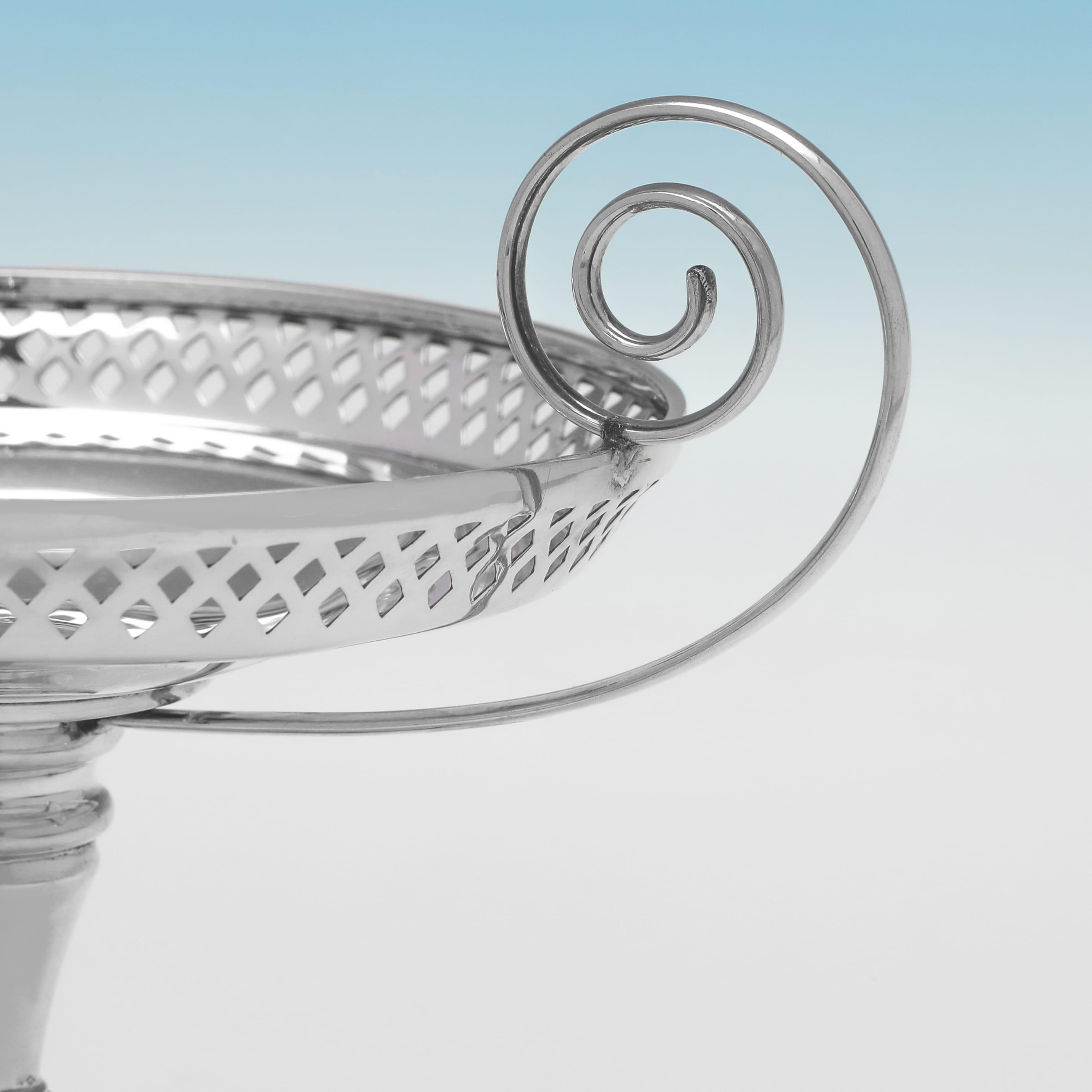 Inglese Suite in argento sterling di epoca edoardiana composta da una coppia di vasi e una tazza - Walker & Hall in vendita