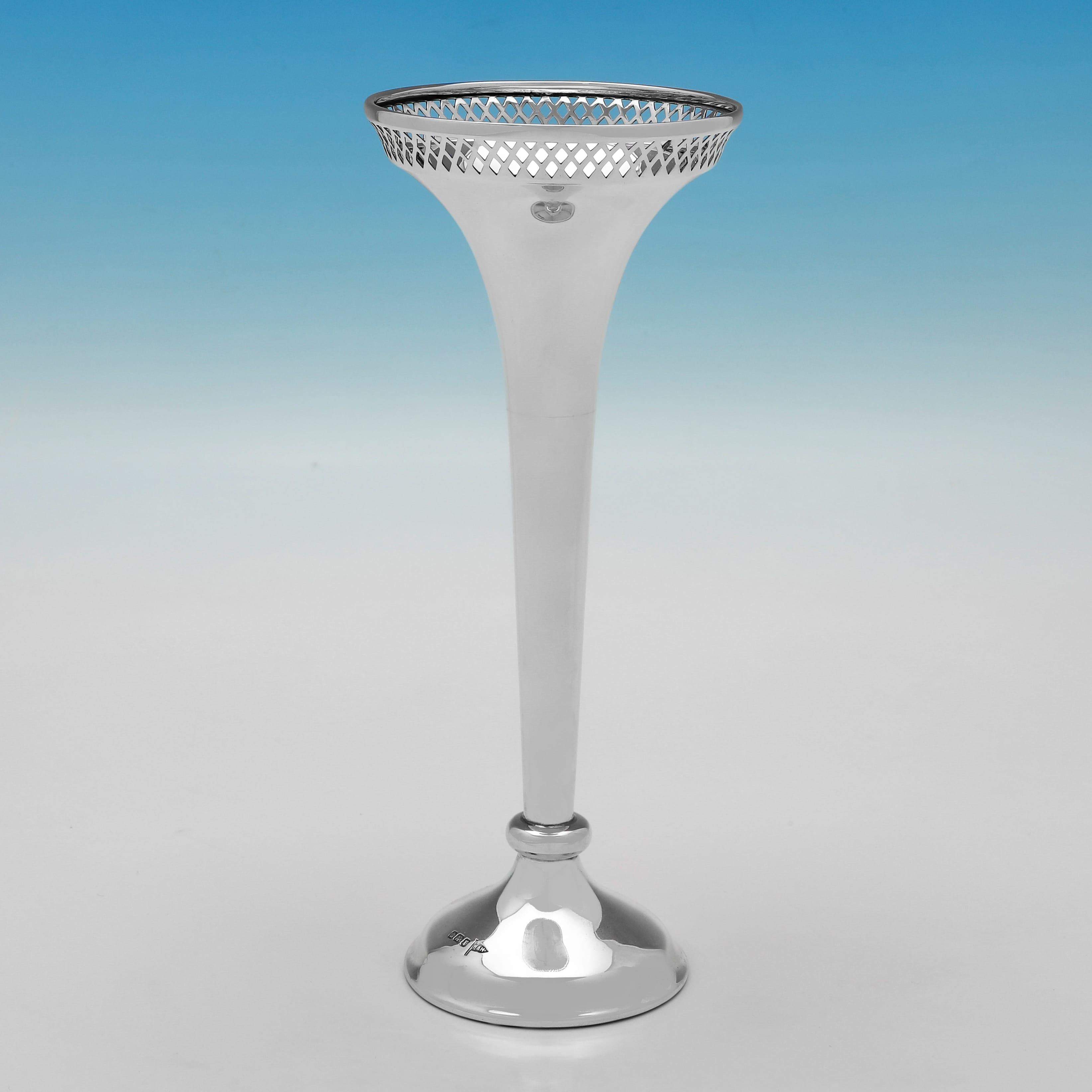 Suite in argento sterling di epoca edoardiana composta da una coppia di vasi e una tazza - Walker & Hall In condizioni buone in vendita a London, London