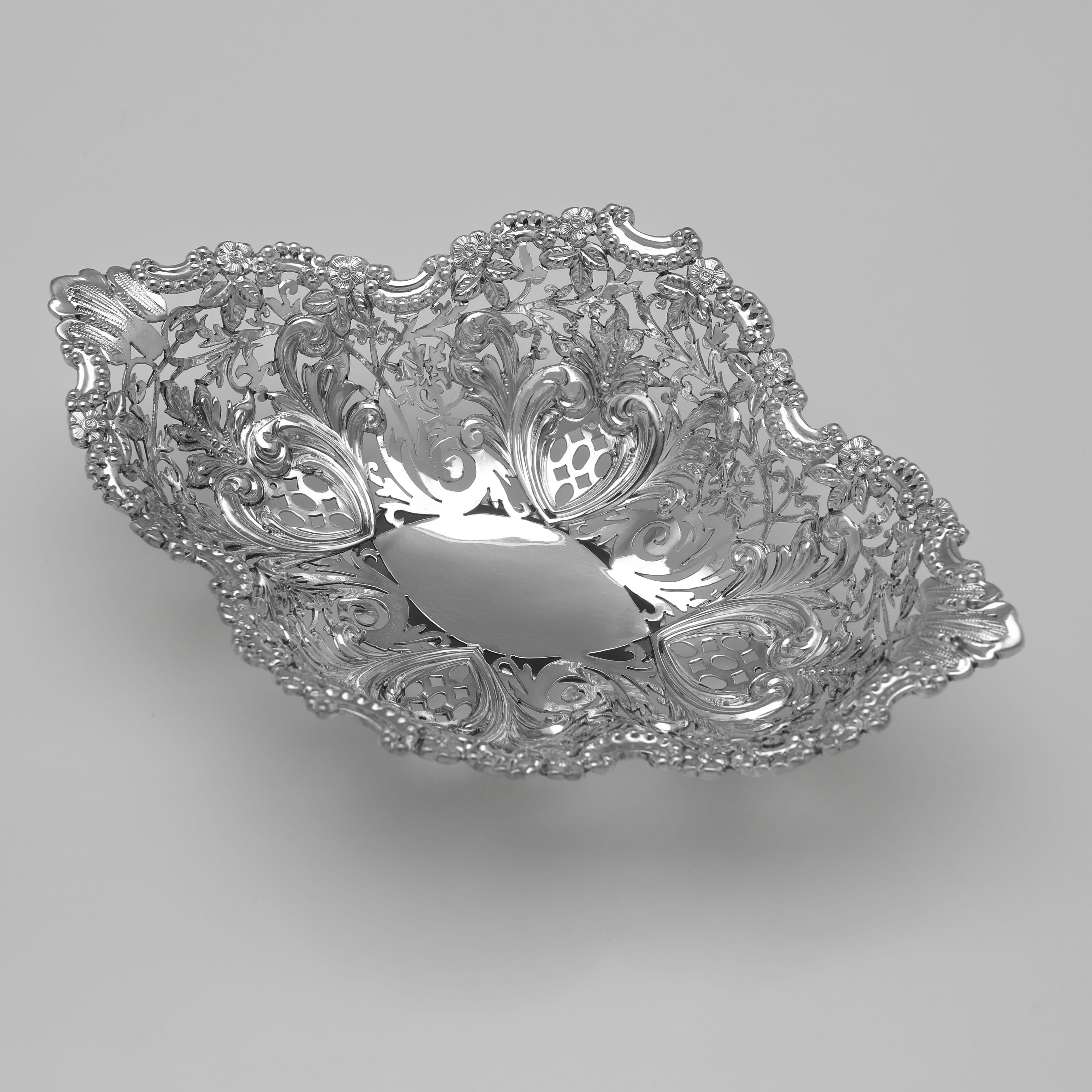 Argent sterling Suite de table édouardienne en argent sterling par A James Dixon & Sons, Sheffield 1900 en vente