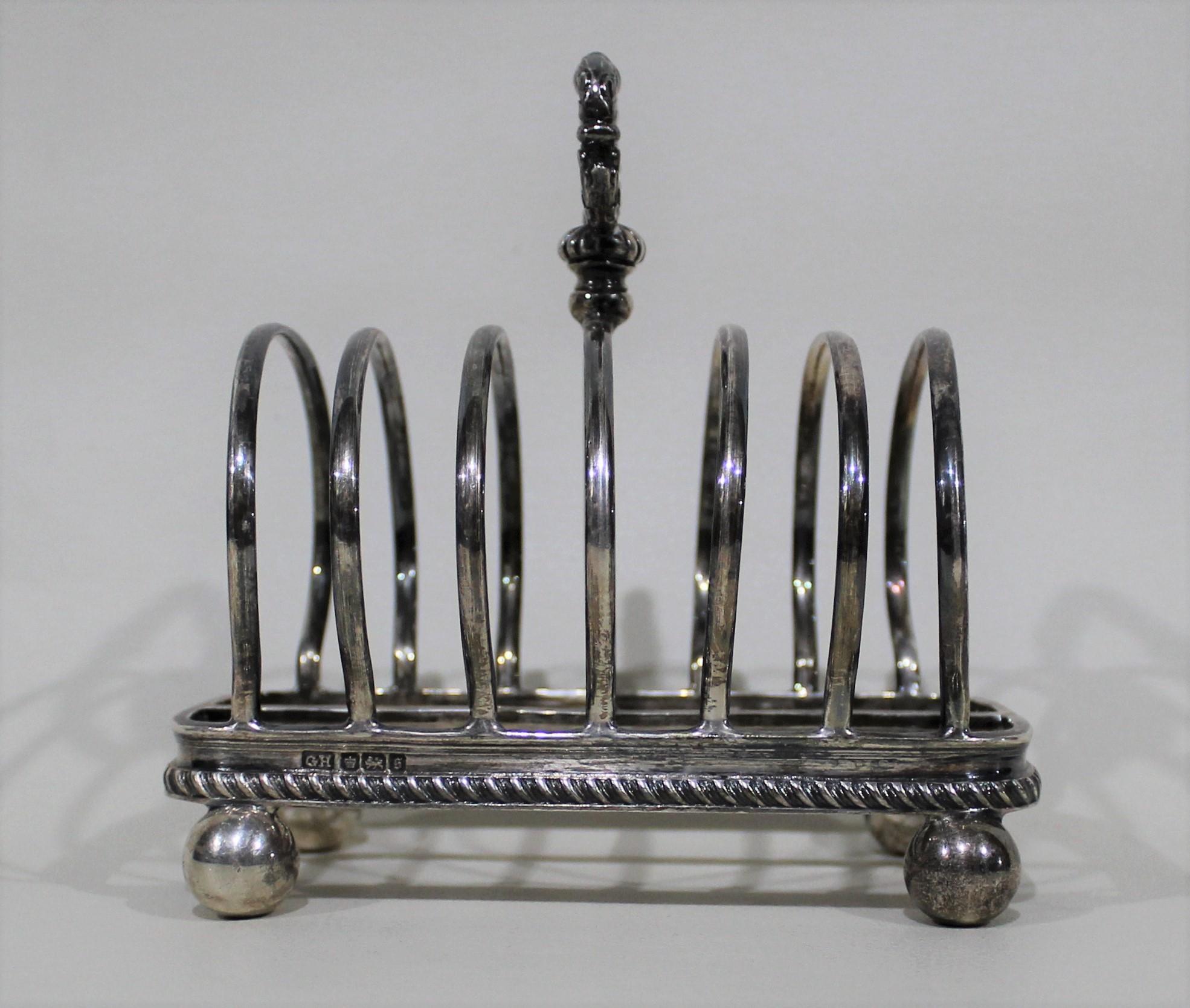 Elegant sterling silver toast rack made by Edwardian silversmith George Hape, of Sheffield, England. 

Weight: 267 grams.