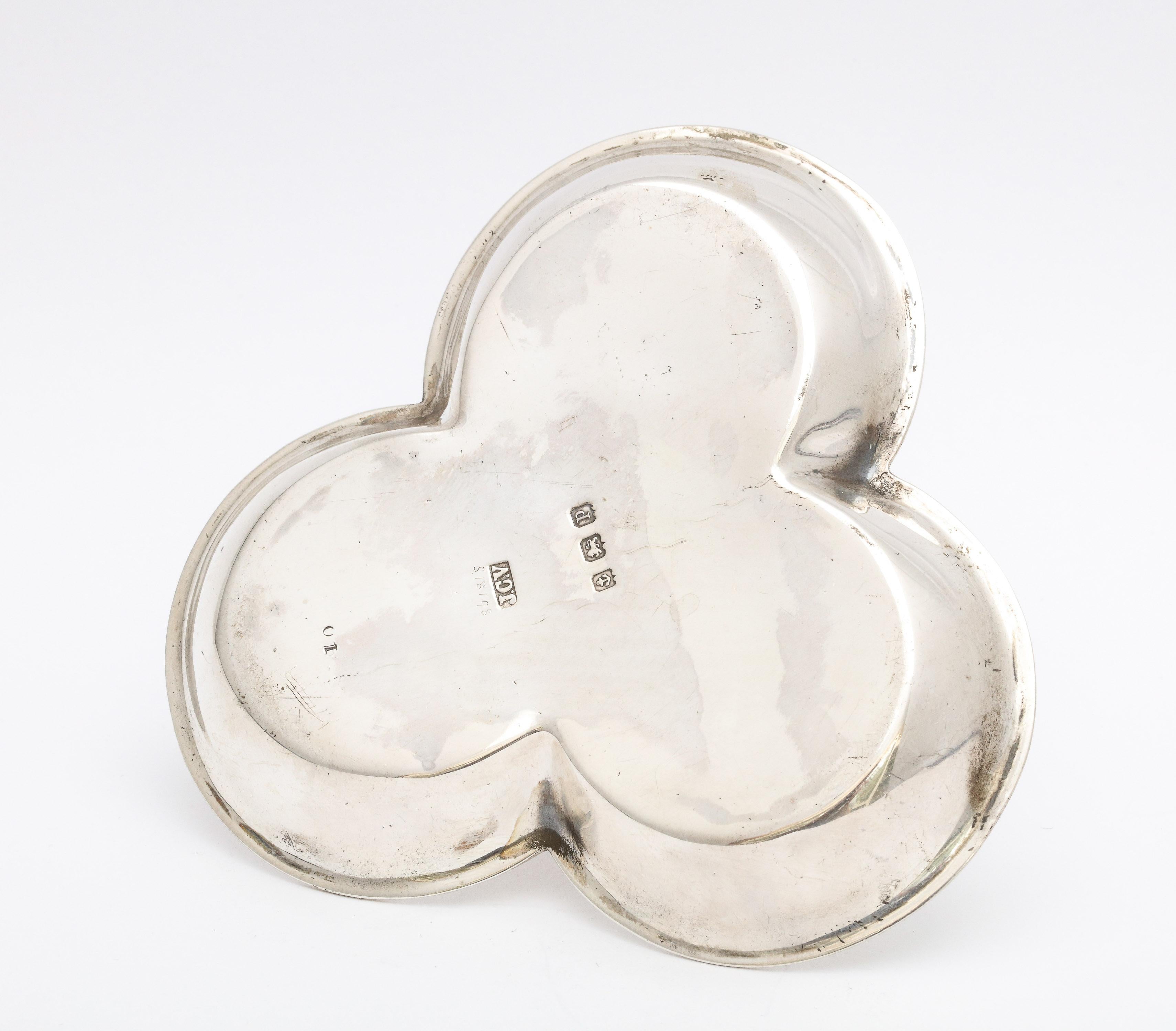 Encendedor de mesa eduardiano de plata de ley con forma de trébol en Bueno estado para la venta en New York, NY