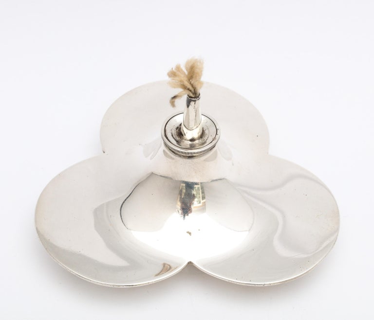 Edwardian Sterling Silver Trefoil-Form Table Lighter For Sale 4